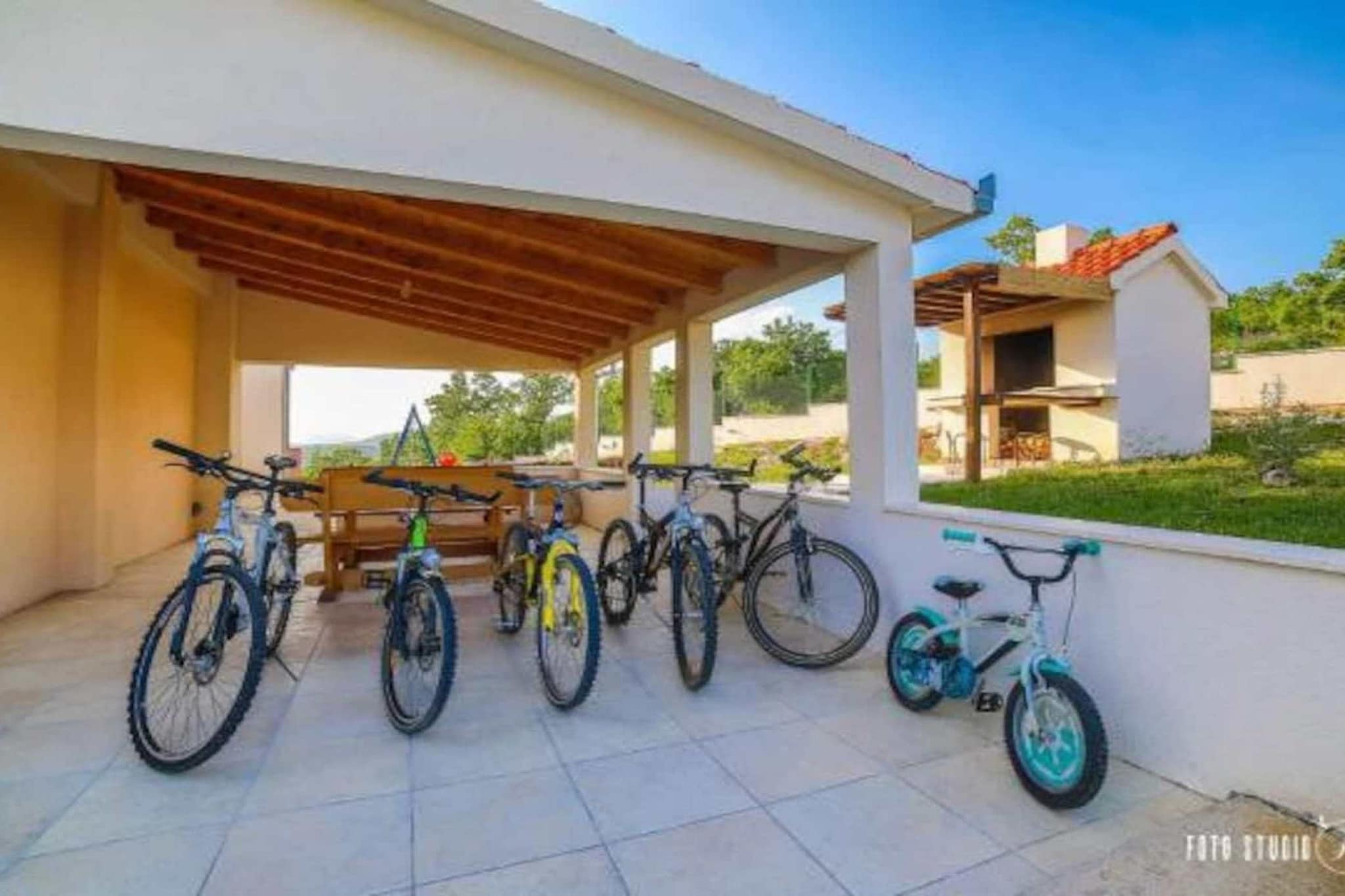 Peaceful Escape with Mountain Views, Heated Pool and Modern Amenities in Radošić - Four Bedroom Villa-Terrasse