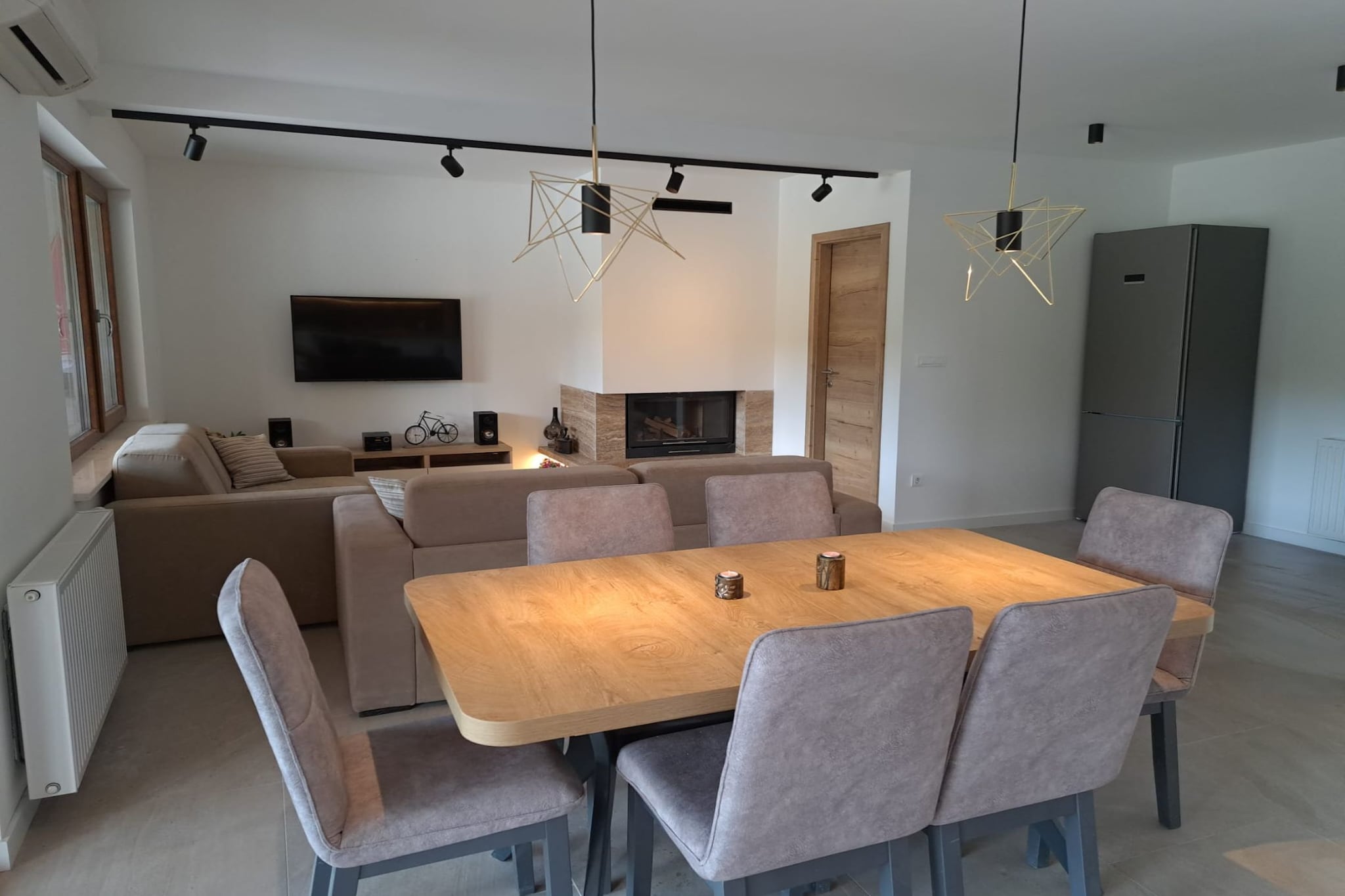 Tranquil Holiday Home with Pool, Garden, and Playground in a Peaceful Countryside Setting - Three Bedroom Holiday Home-Salon