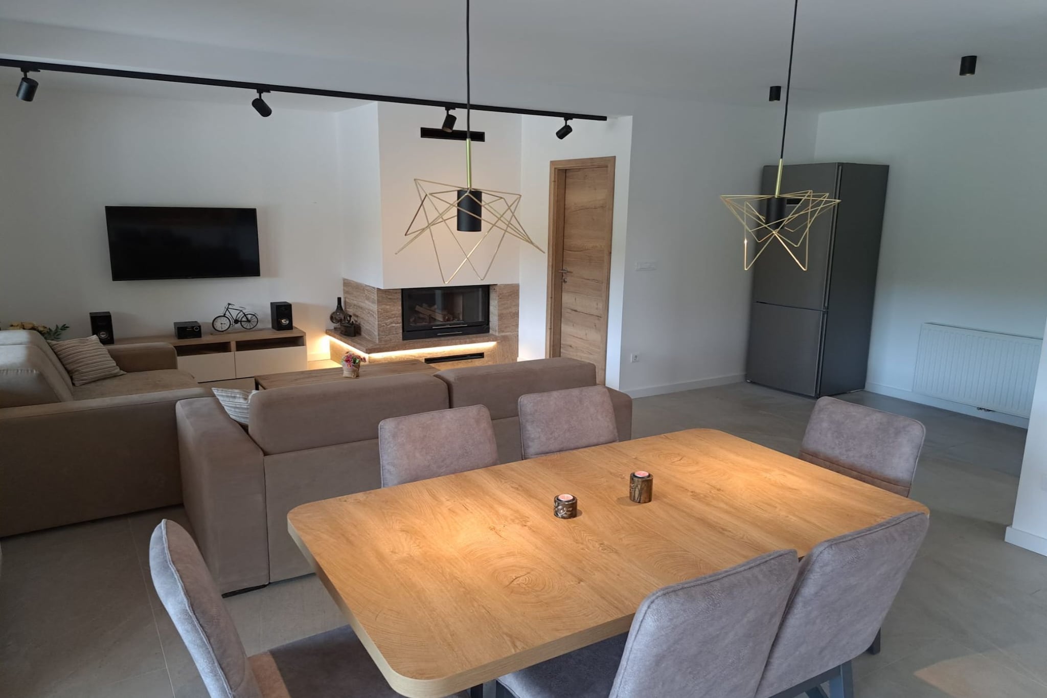 Tranquil Holiday Home with Pool, Garden, and Playground in a Peaceful Countryside Setting - Three Bedroom Holiday Home-Salon