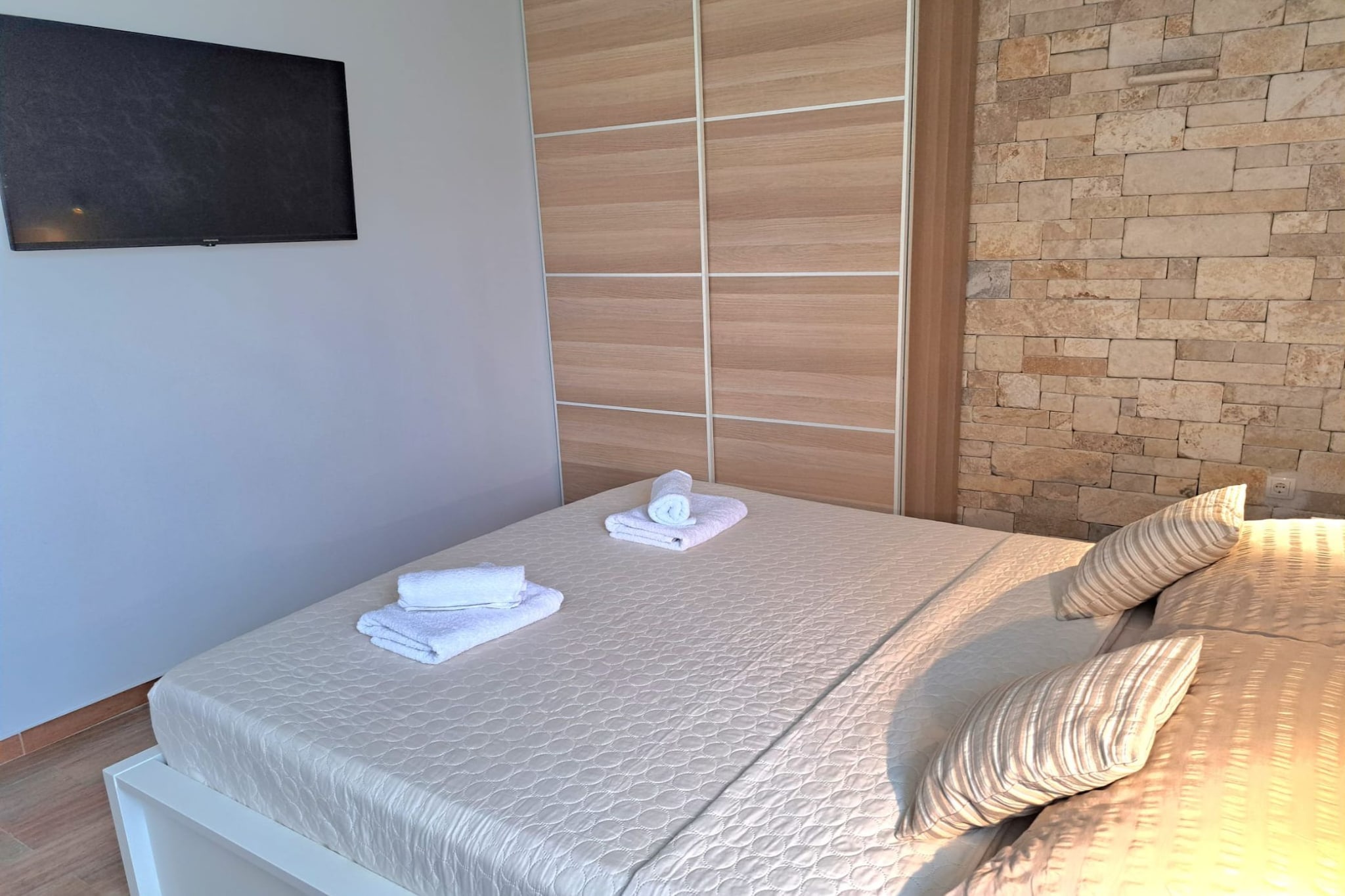 Tranquil Holiday Home with Pool, Garden, and Playground in a Peaceful Countryside Setting - Three Bedroom Holiday Home-Chambre