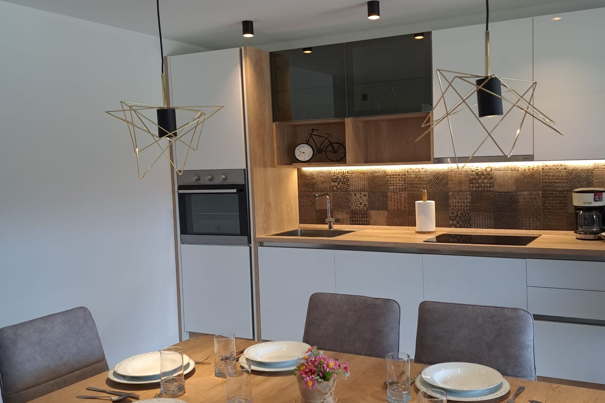 Tranquil Holiday Home with Pool, Garden, and Playground in a Peaceful Countryside Setting - Three Bedroom Holiday Home-Cuisine