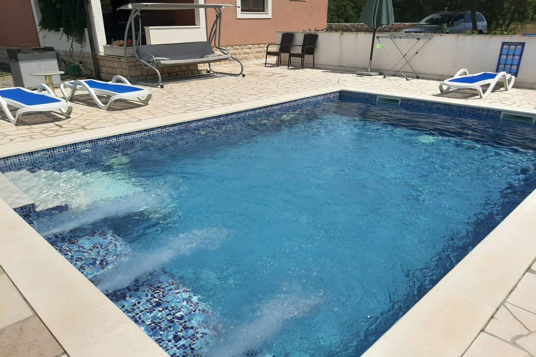 Tranquil Holiday Home with Pool, Garden, and Playground in a Peaceful Countryside Setting - Three Bedroom Holiday Home-Piscine