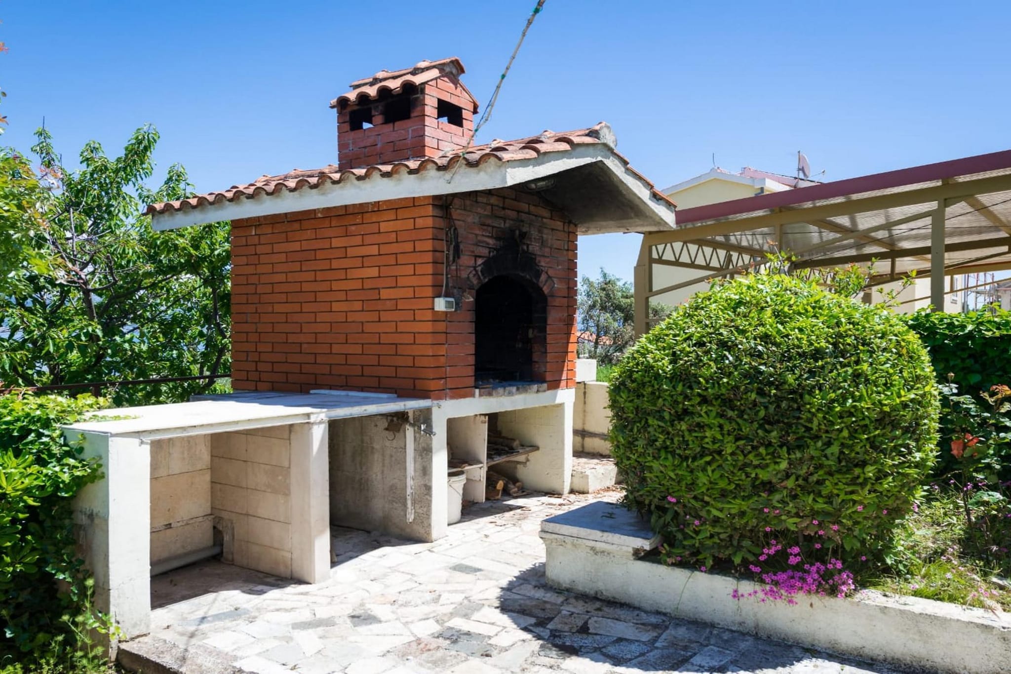 Seaside Getaway Holiday Home with Patio Slatine - Three Bedroom Holiday Home-Extérieur