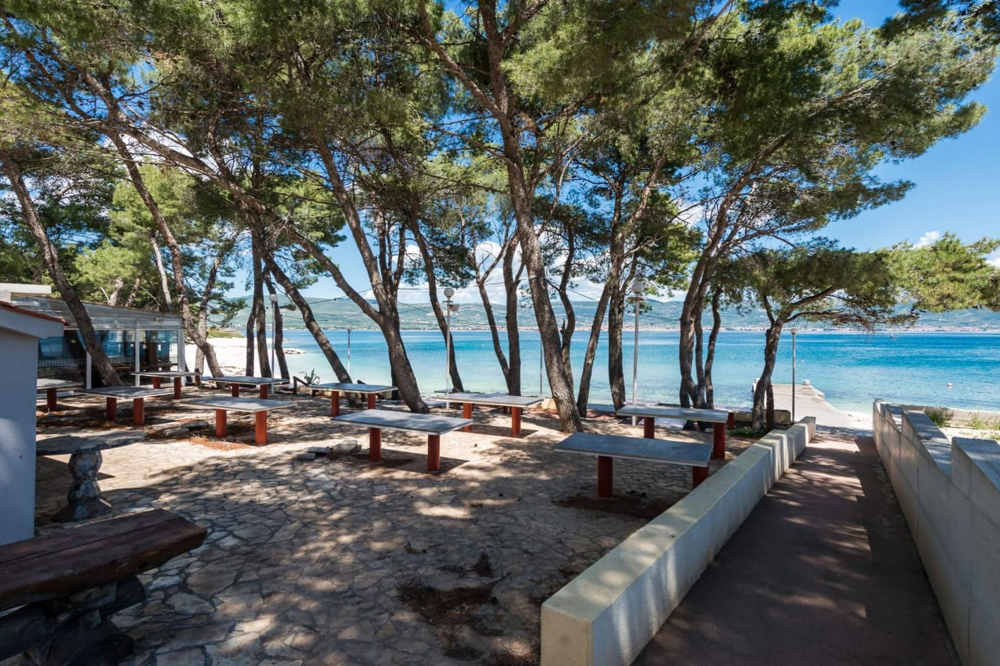 Seaside Getaway Holiday Home with Patio Slatine - Three Bedroom Holiday Home-Extérieur