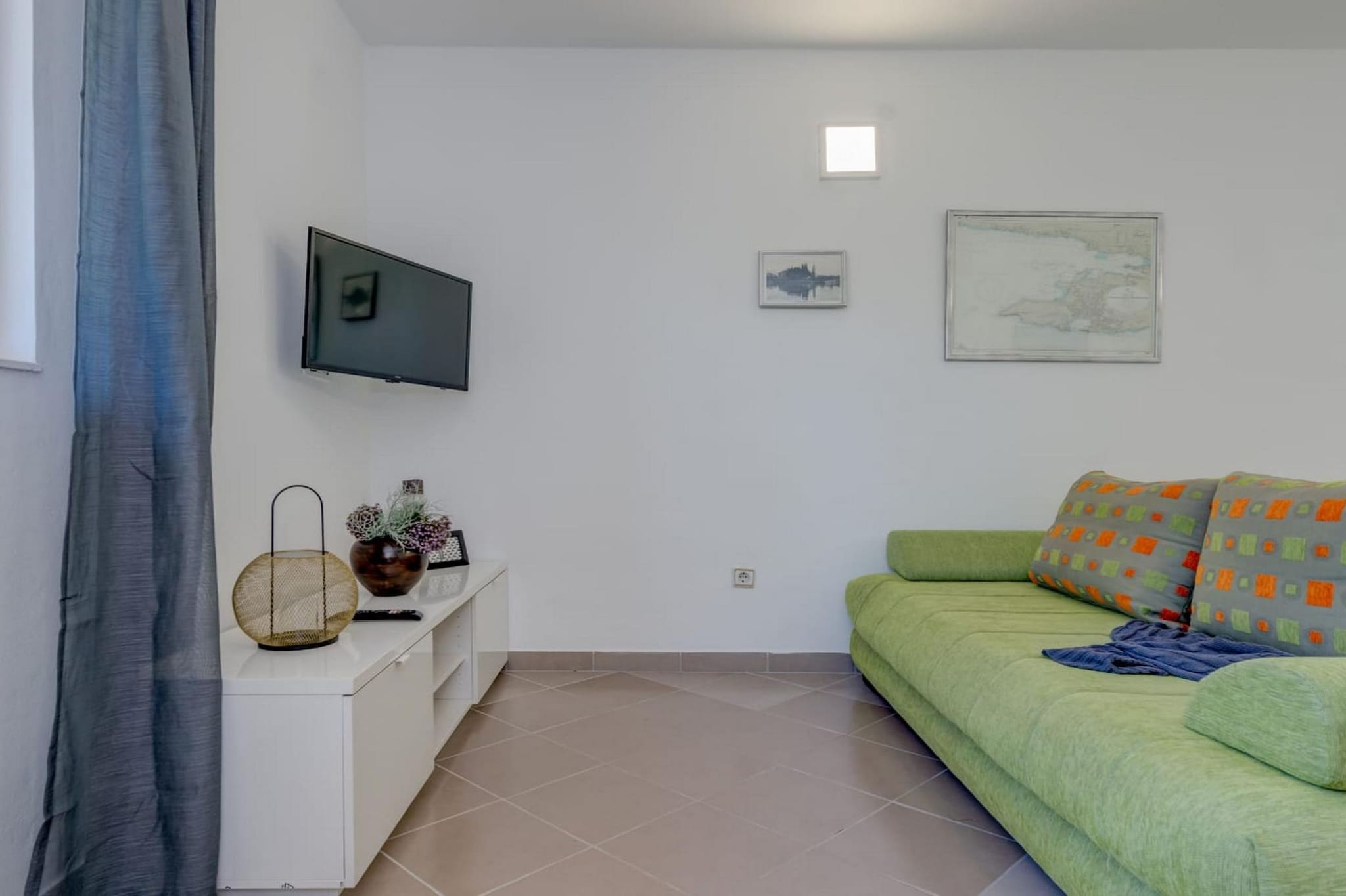 Seaside Getaway Holiday Home with Patio Slatine - Three Bedroom Holiday Home