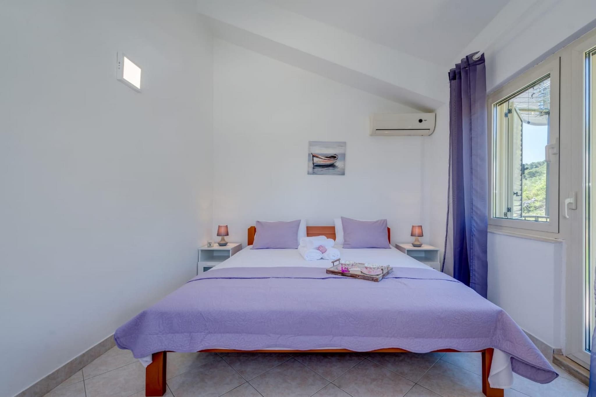 Seaside Getaway Holiday Home with Patio Slatine - Three Bedroom Holiday Home-Chambre