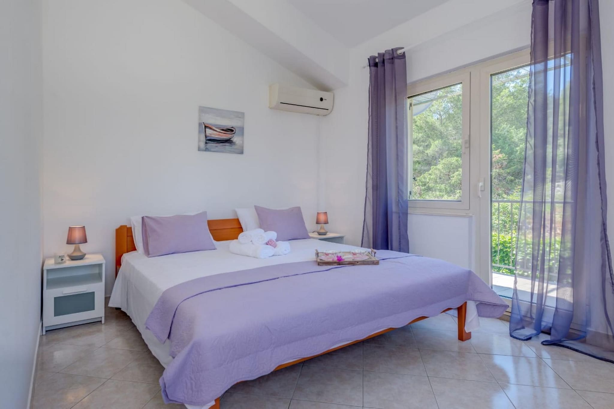 Seaside Getaway Holiday Home with Patio Slatine - Three Bedroom Holiday Home