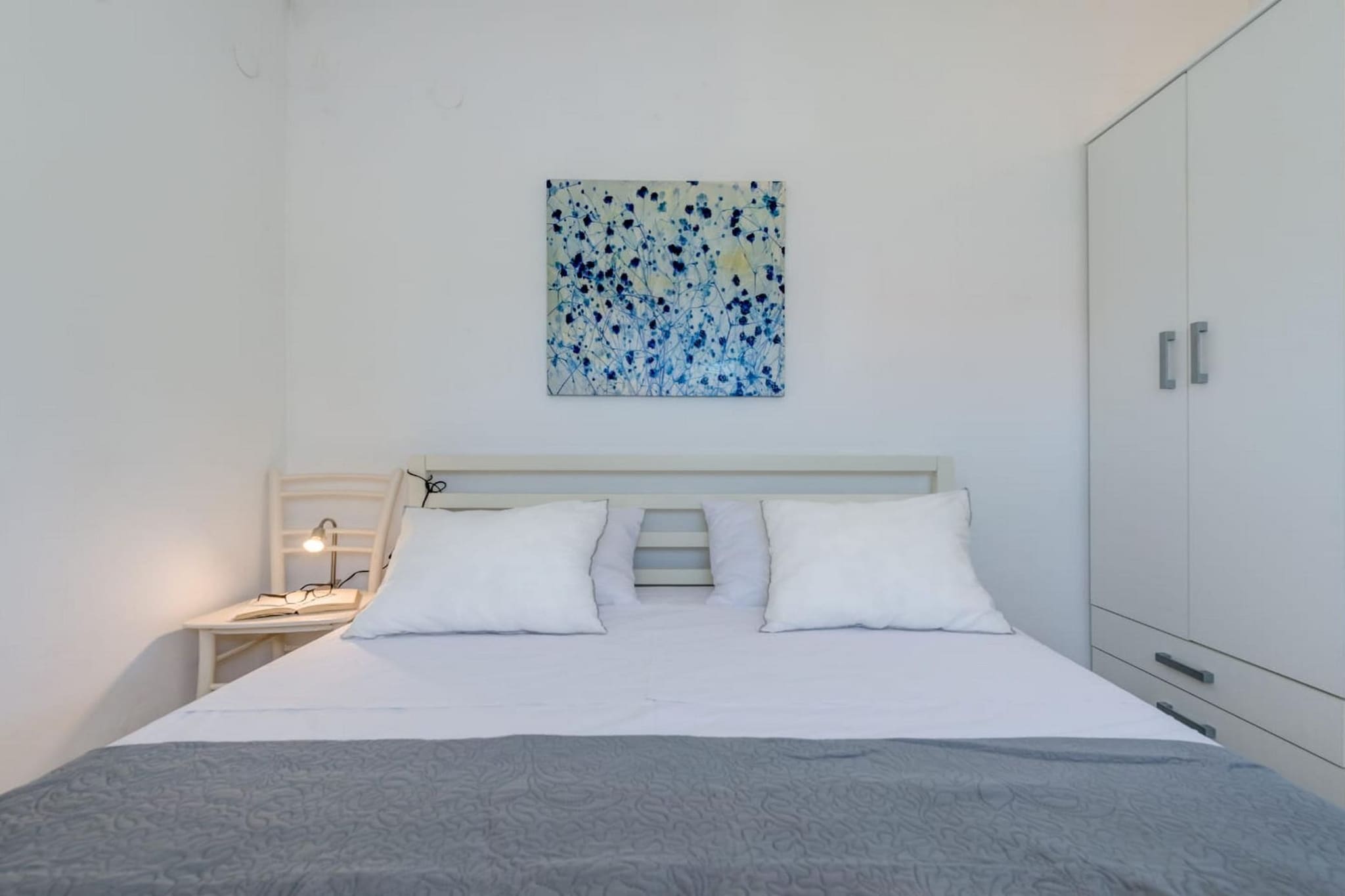 Seaside Getaway Holiday Home with Patio Slatine - Three Bedroom Holiday Home-Chambre