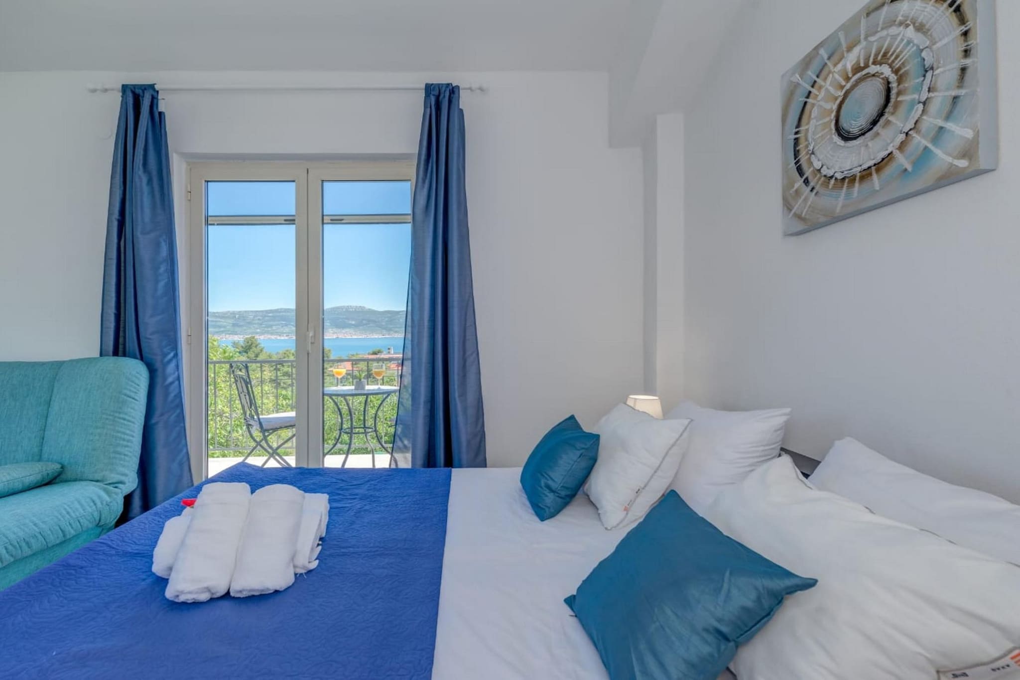 Seaside Getaway Holiday Home with Patio Slatine - Three Bedroom Holiday Home-Chambre