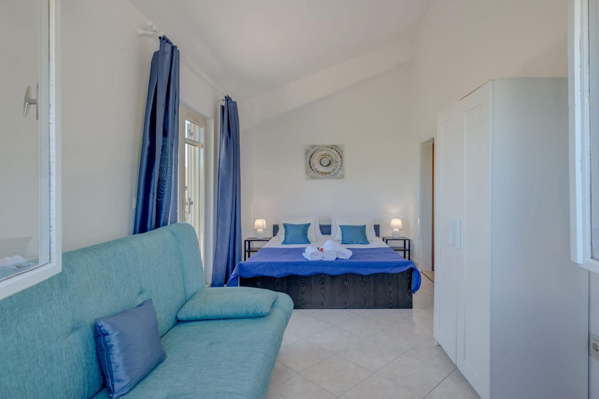 Seaside Getaway Holiday Home with Patio Slatine - Three Bedroom Holiday Home-Chambre