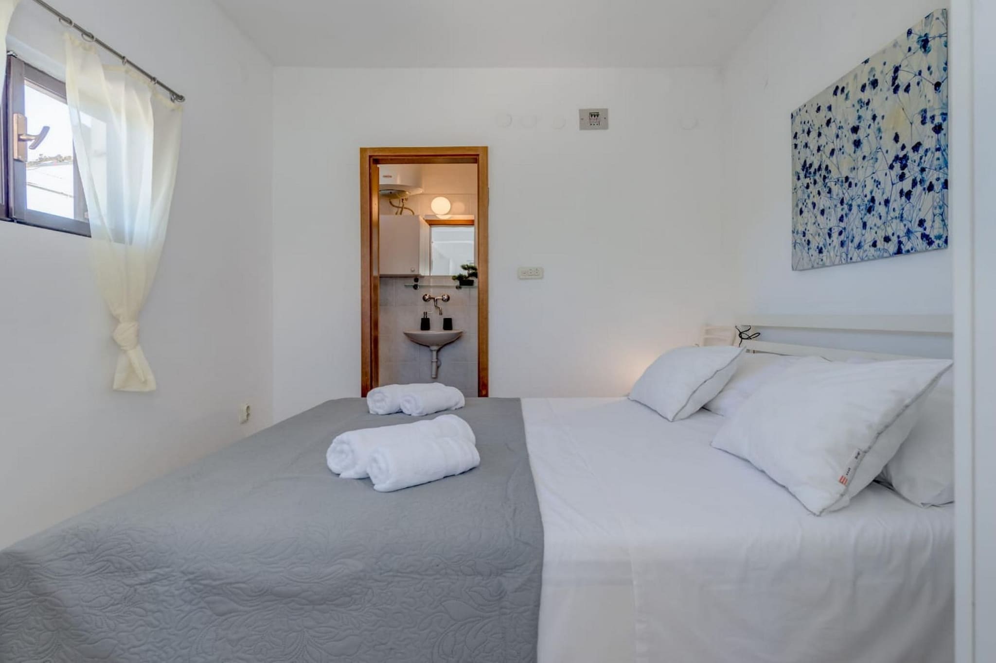 Seaside Getaway Holiday Home with Patio Slatine - Three Bedroom Holiday Home-Chambre