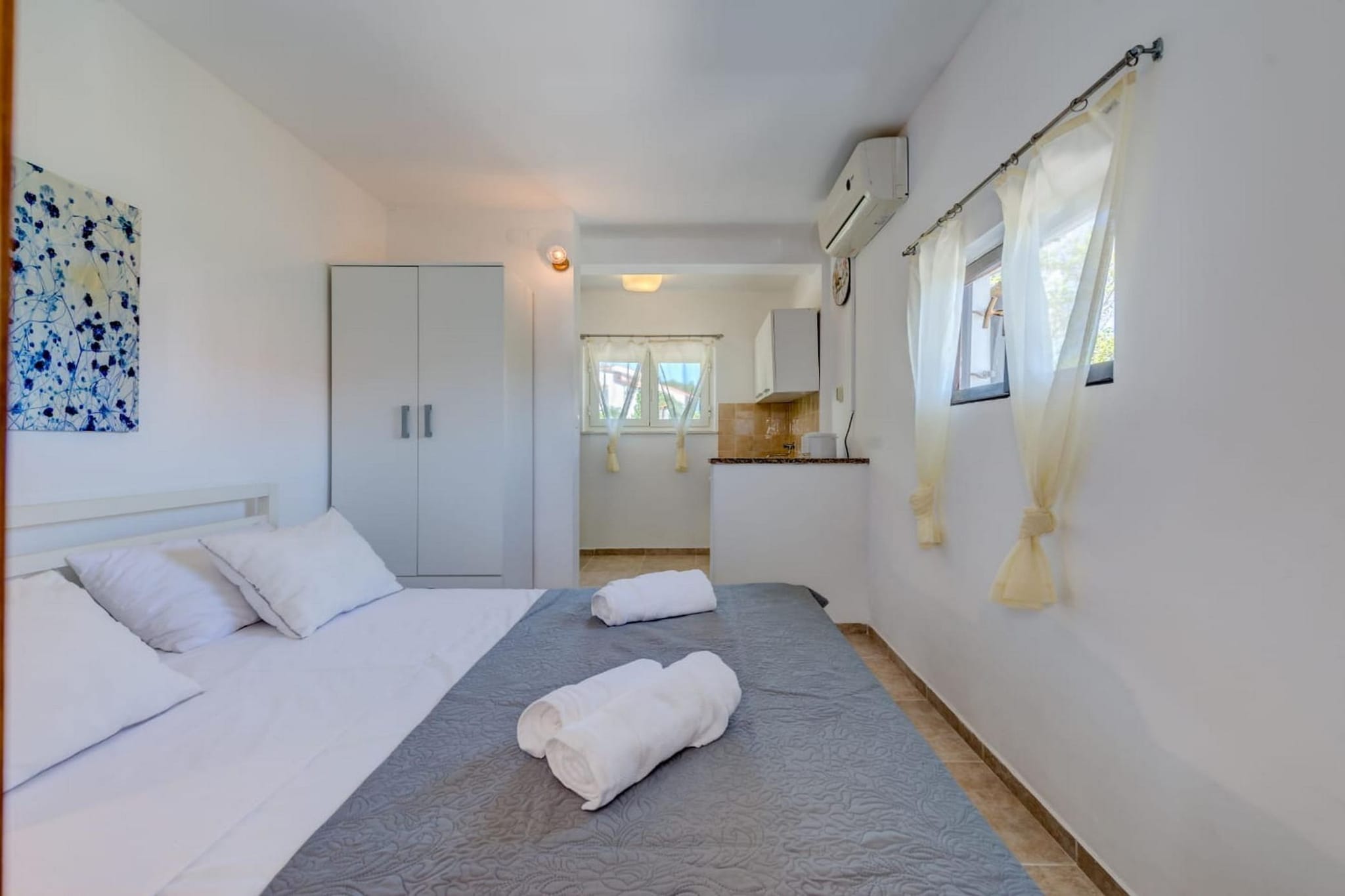 Seaside Getaway Holiday Home with Patio Slatine - Three Bedroom Holiday Home-Chambre