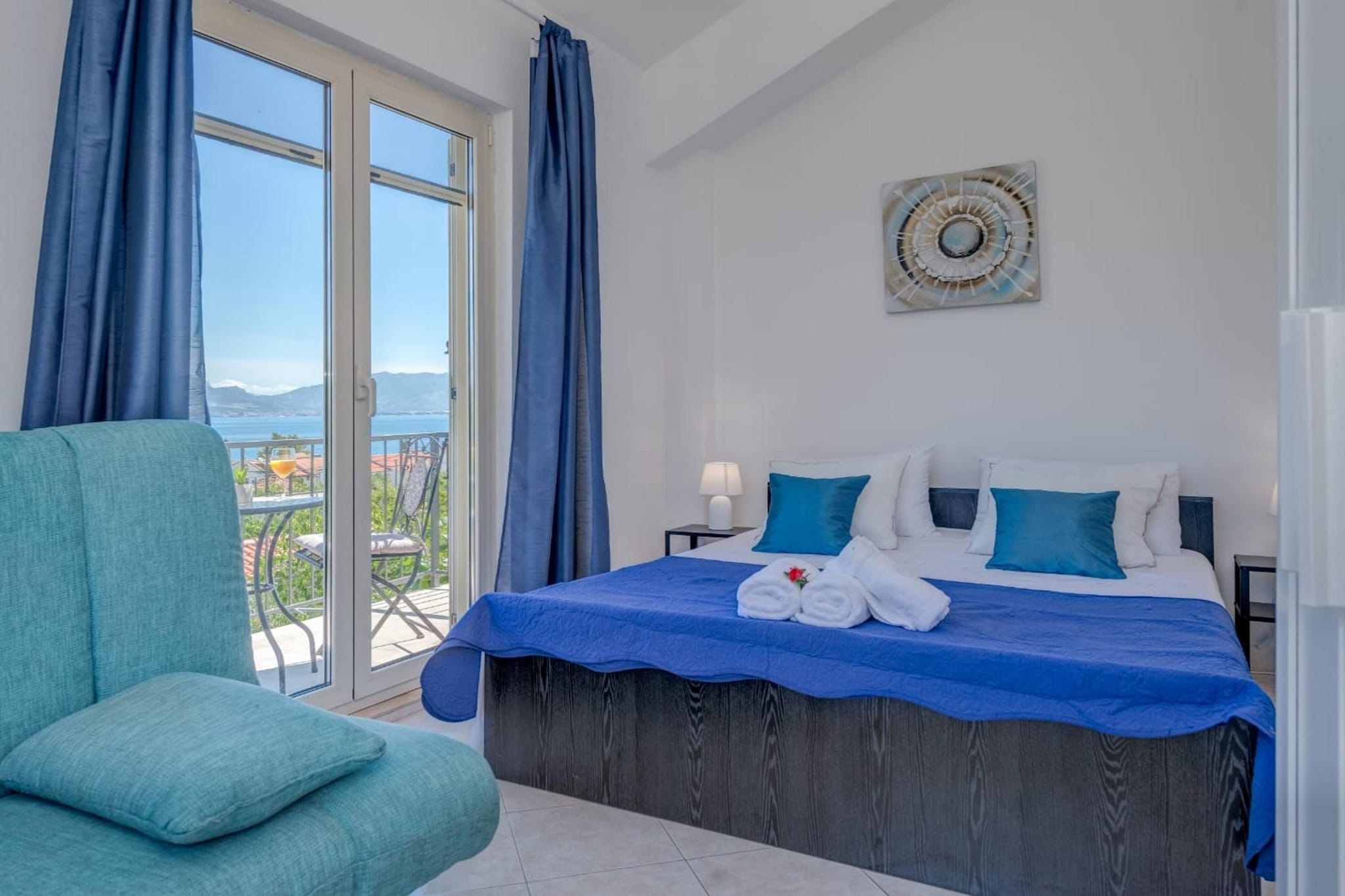 Seaside Getaway Holiday Home with Patio Slatine - Three Bedroom Holiday Home-Chambre
