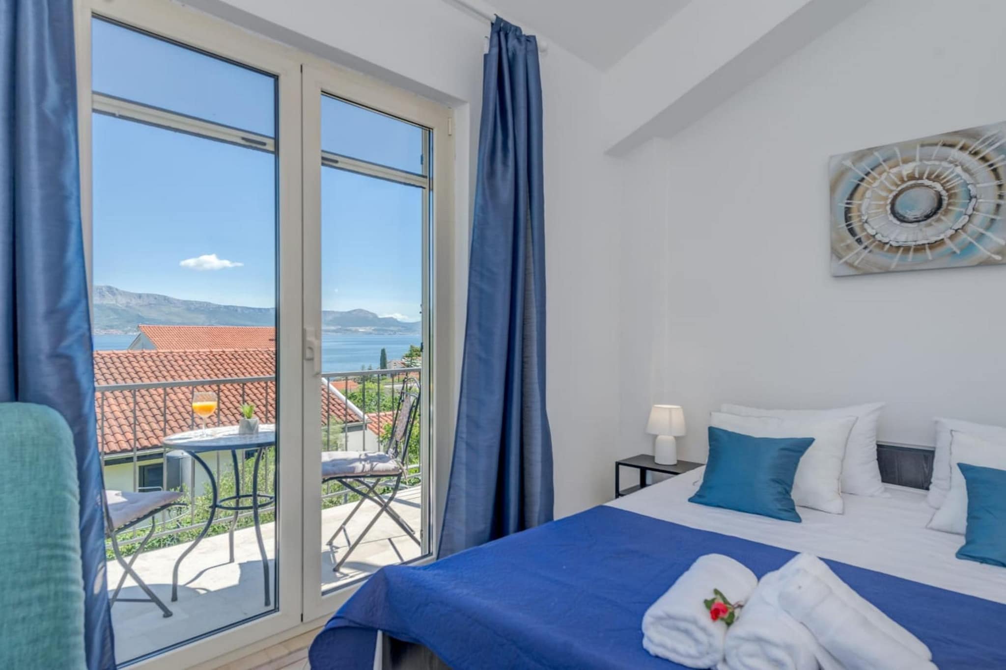 Seaside Getaway Holiday Home with Patio Slatine - Three Bedroom Holiday Home-Chambre