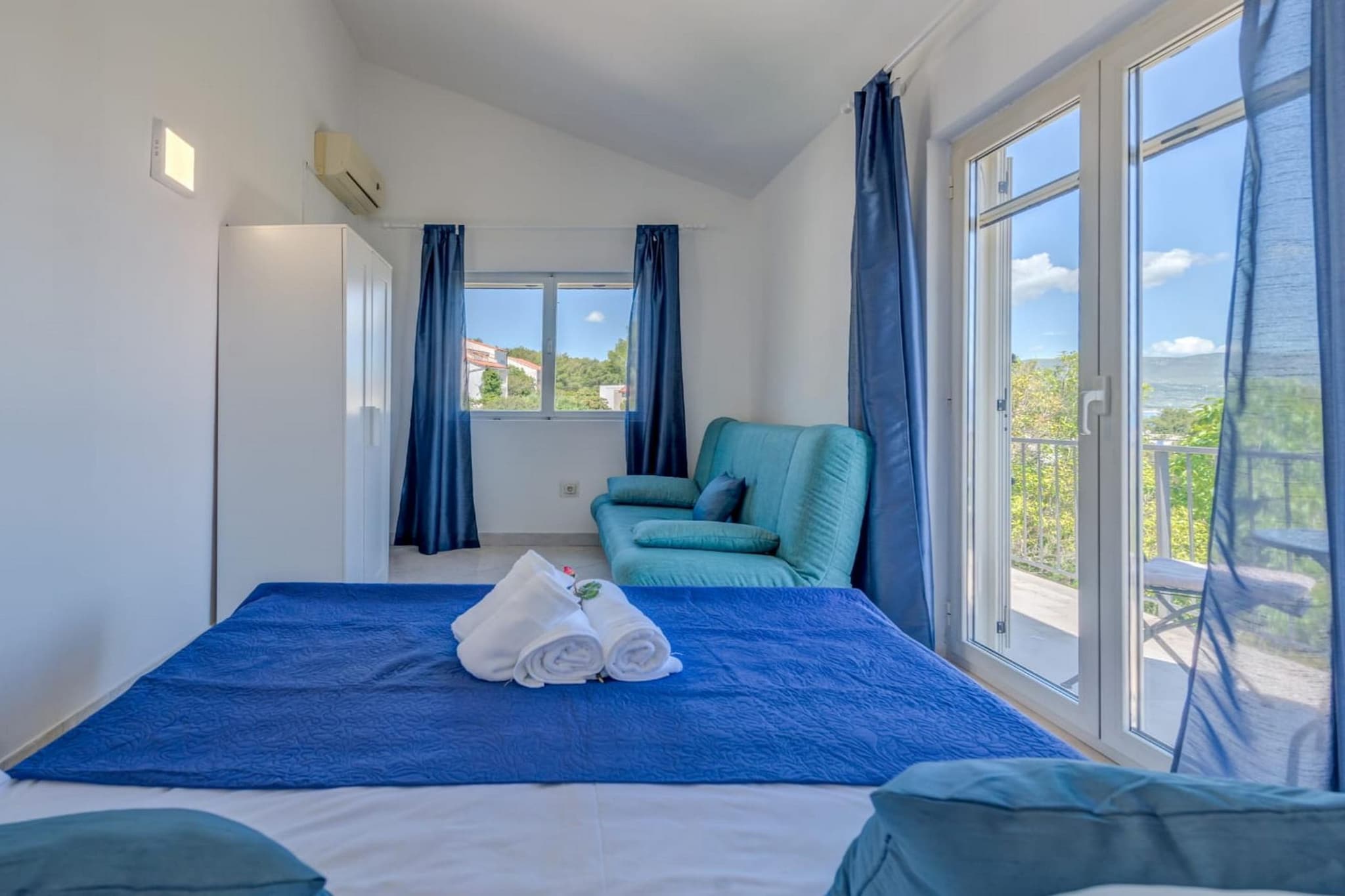 Seaside Getaway Holiday Home with Patio Slatine - Three Bedroom Holiday Home-Chambre