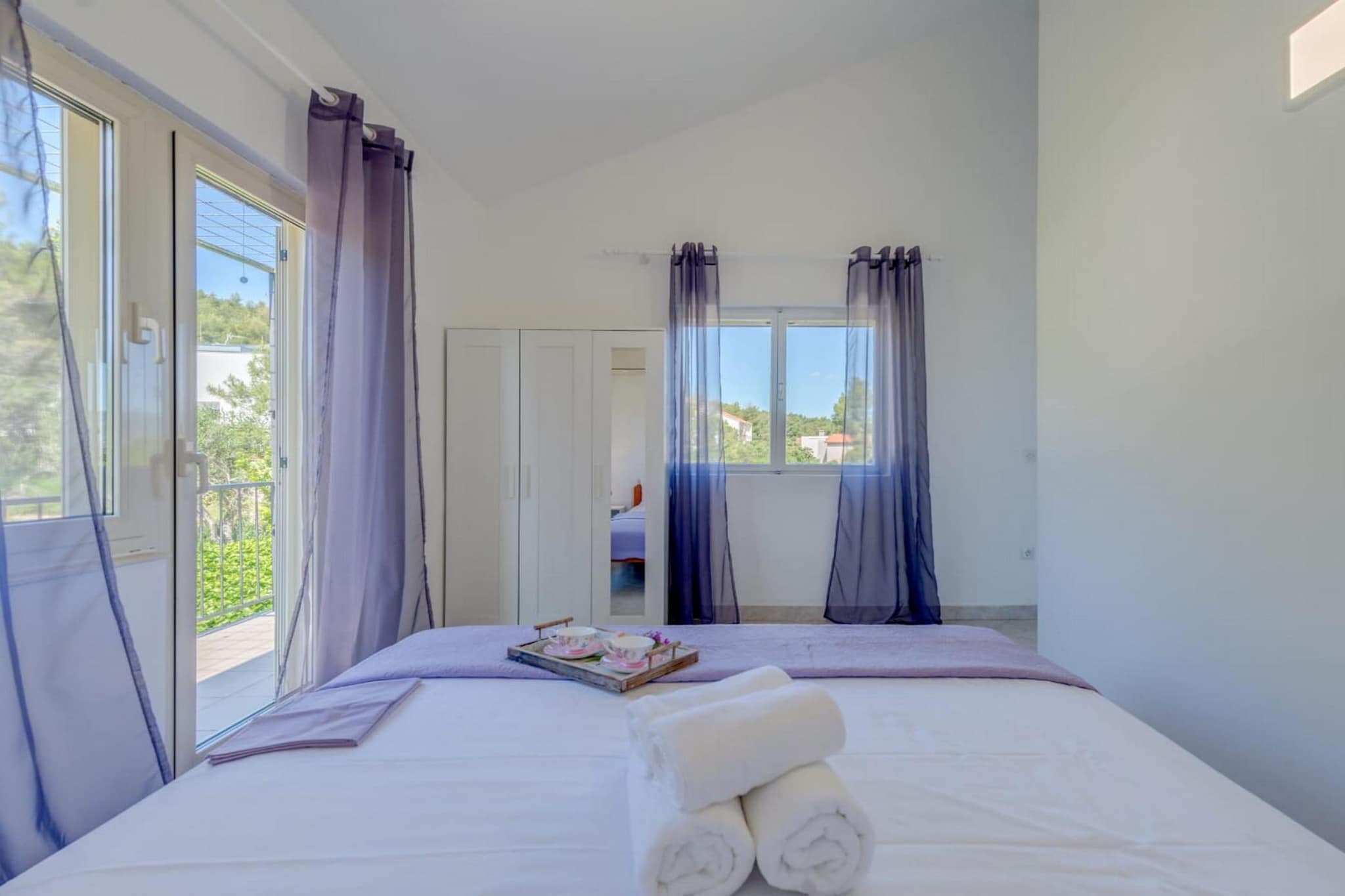 Seaside Getaway Holiday Home with Patio Slatine - Three Bedroom Holiday Home-Chambre
