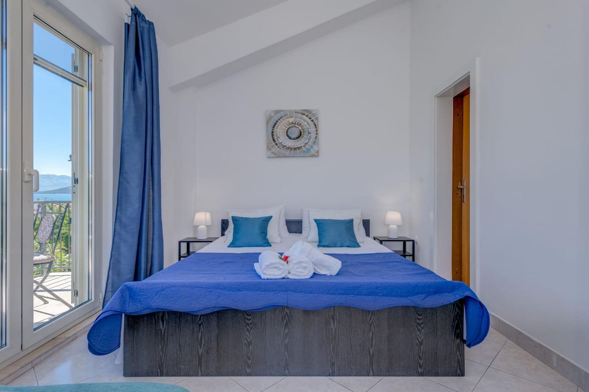 Seaside Getaway Holiday Home with Patio Slatine - Three Bedroom Holiday Home-Chambre