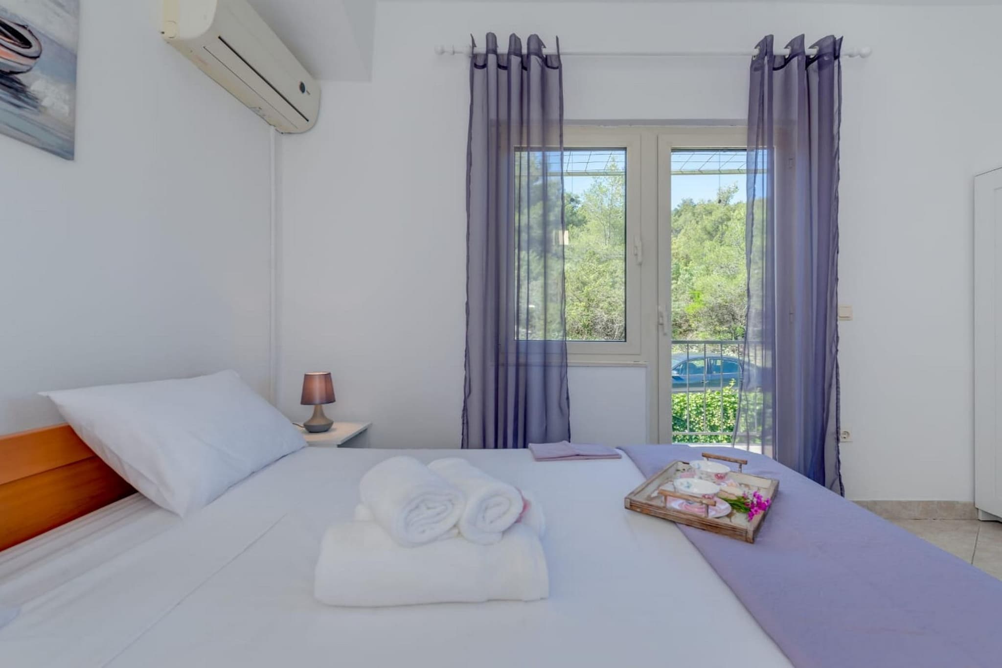Seaside Getaway Holiday Home with Patio Slatine - Three Bedroom Holiday Home-Chambre