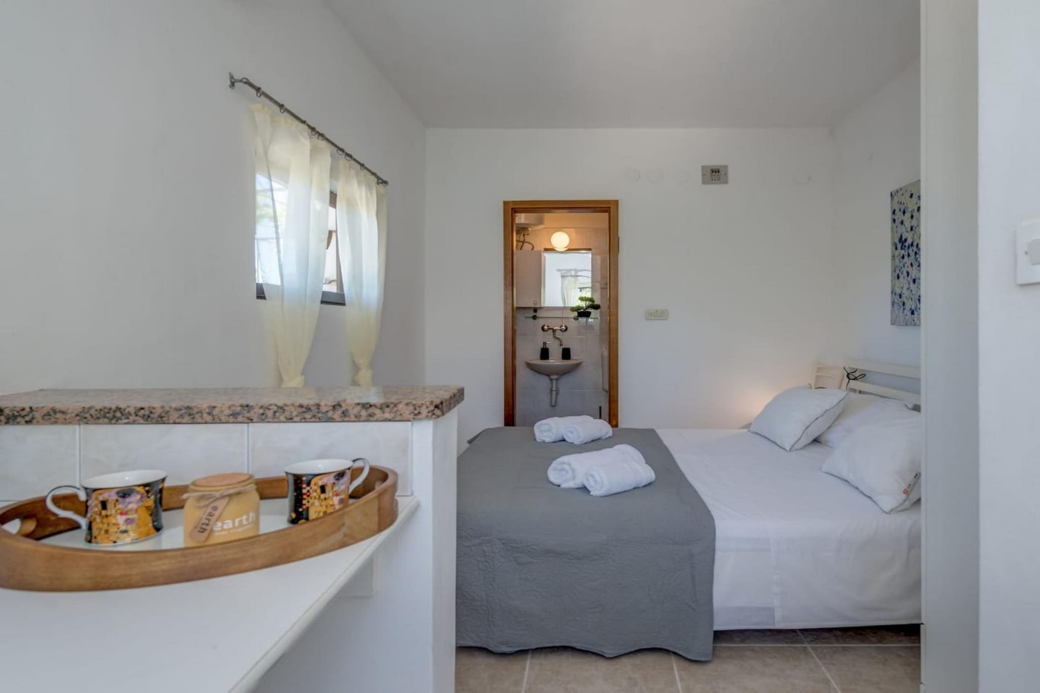 Seaside Getaway Holiday Home with Patio Slatine - Three Bedroom Holiday Home-Chambre