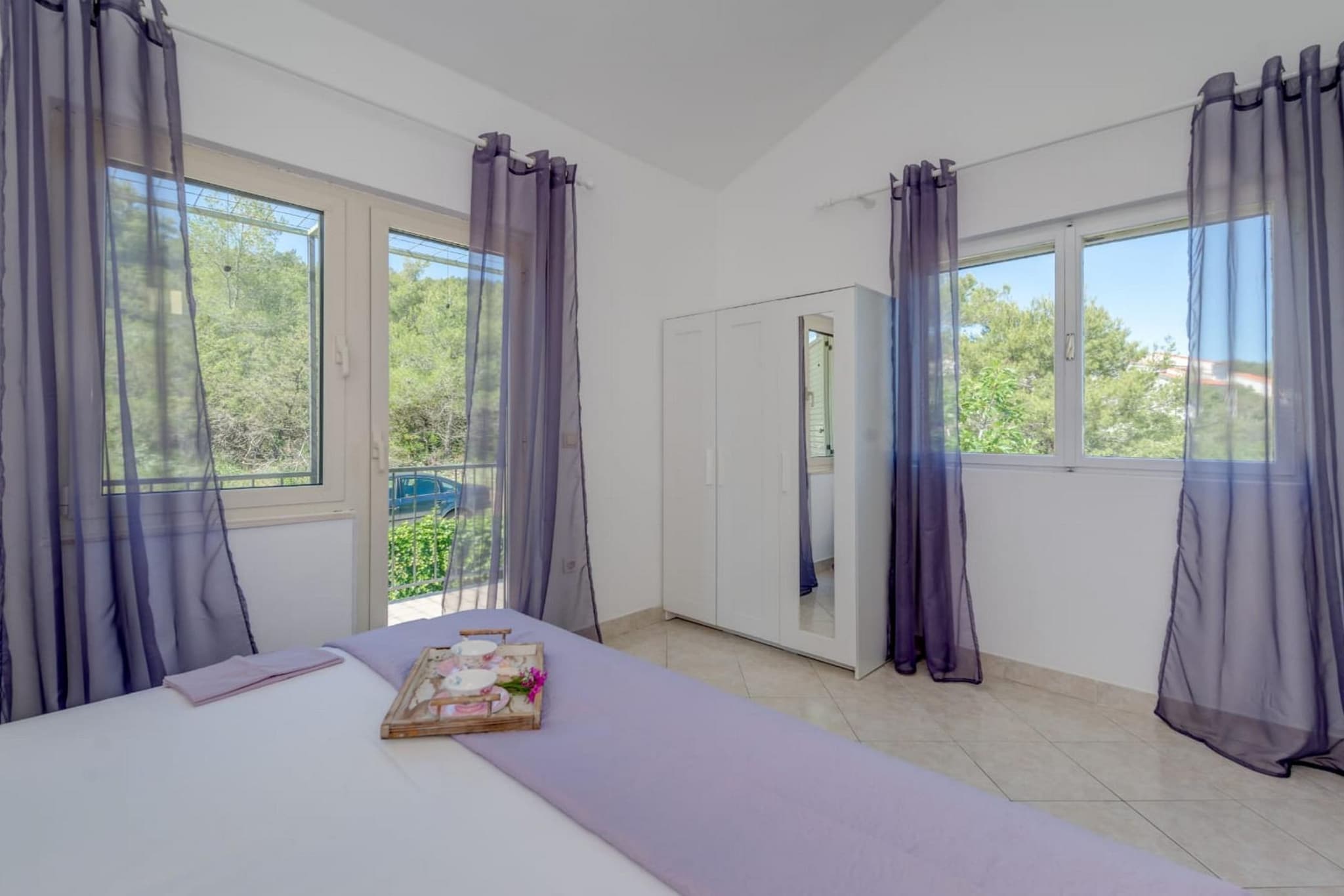 Seaside Getaway Holiday Home with Patio Slatine - Three Bedroom Holiday Home-Chambre