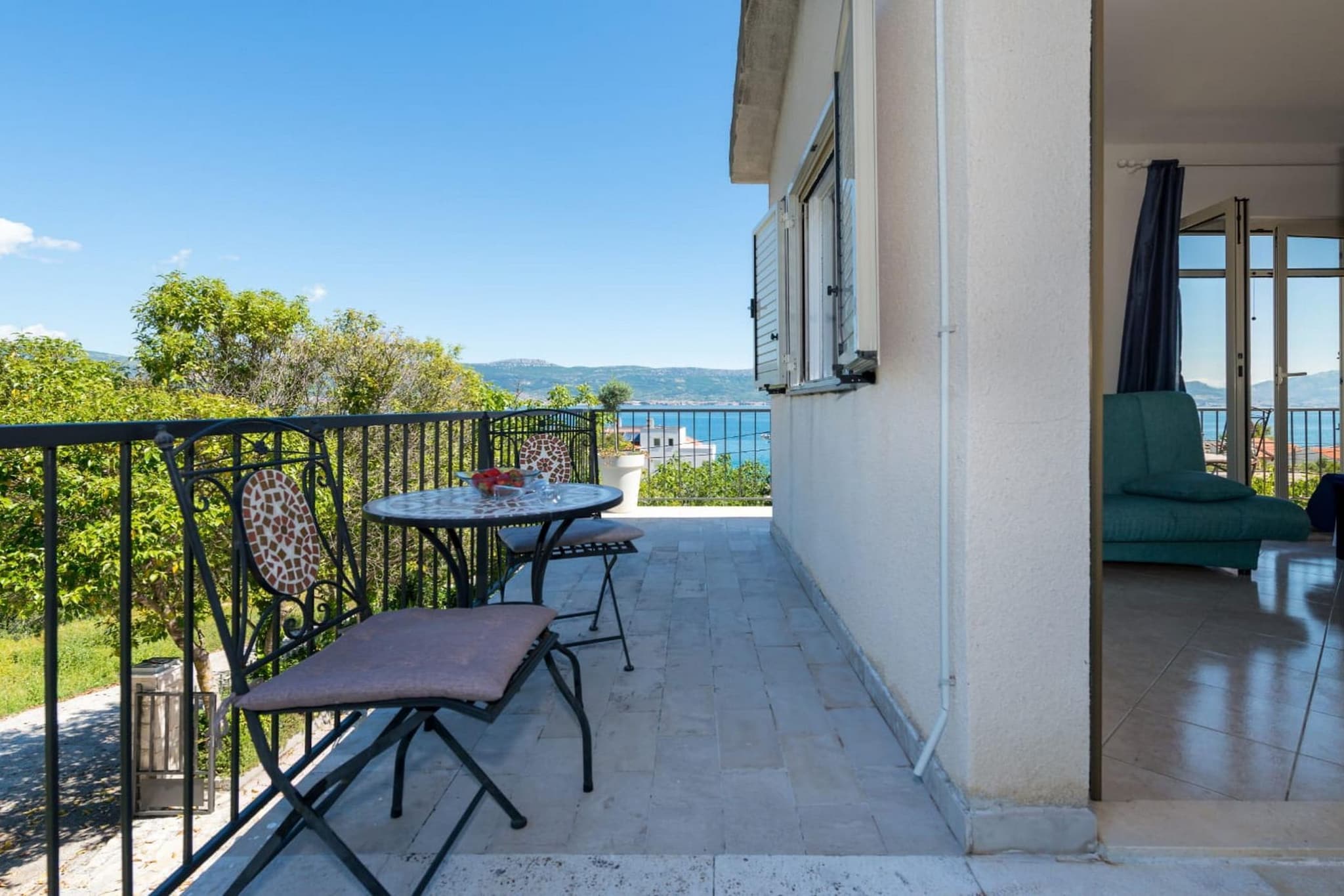 Seaside Getaway Holiday Home with Patio Slatine - Three Bedroom Holiday Home-Balcon-terrasse