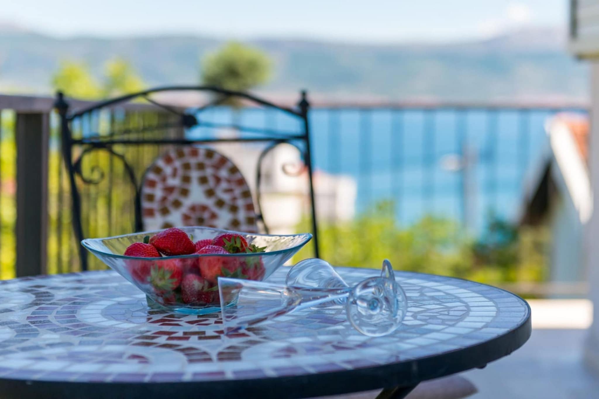 Seaside Getaway Holiday Home with Patio Slatine - Three Bedroom Holiday Home-Balcon-terrasse