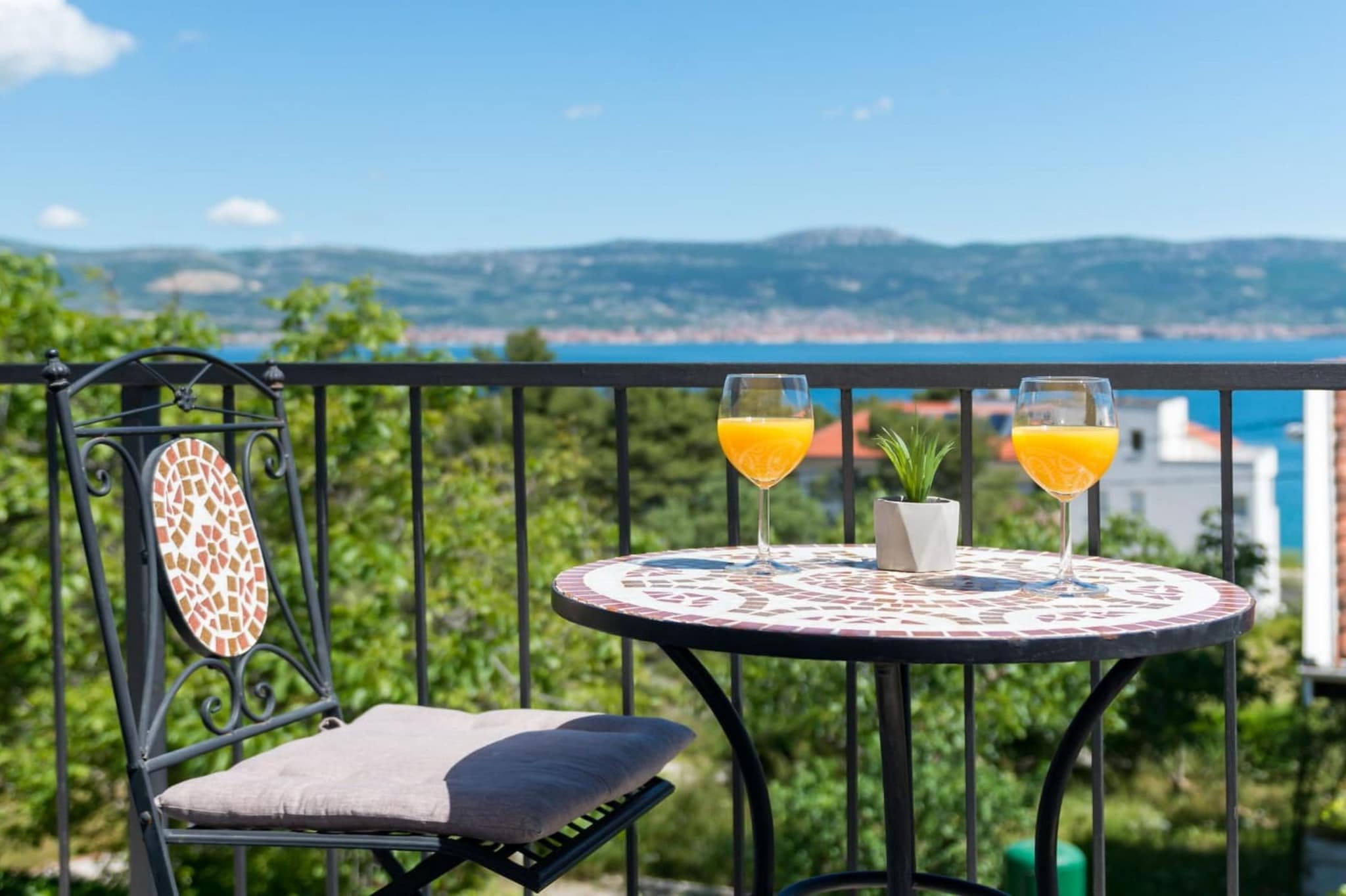 Seaside Getaway Holiday Home with Patio Slatine - Three Bedroom Holiday Home-Balcon-terrasse