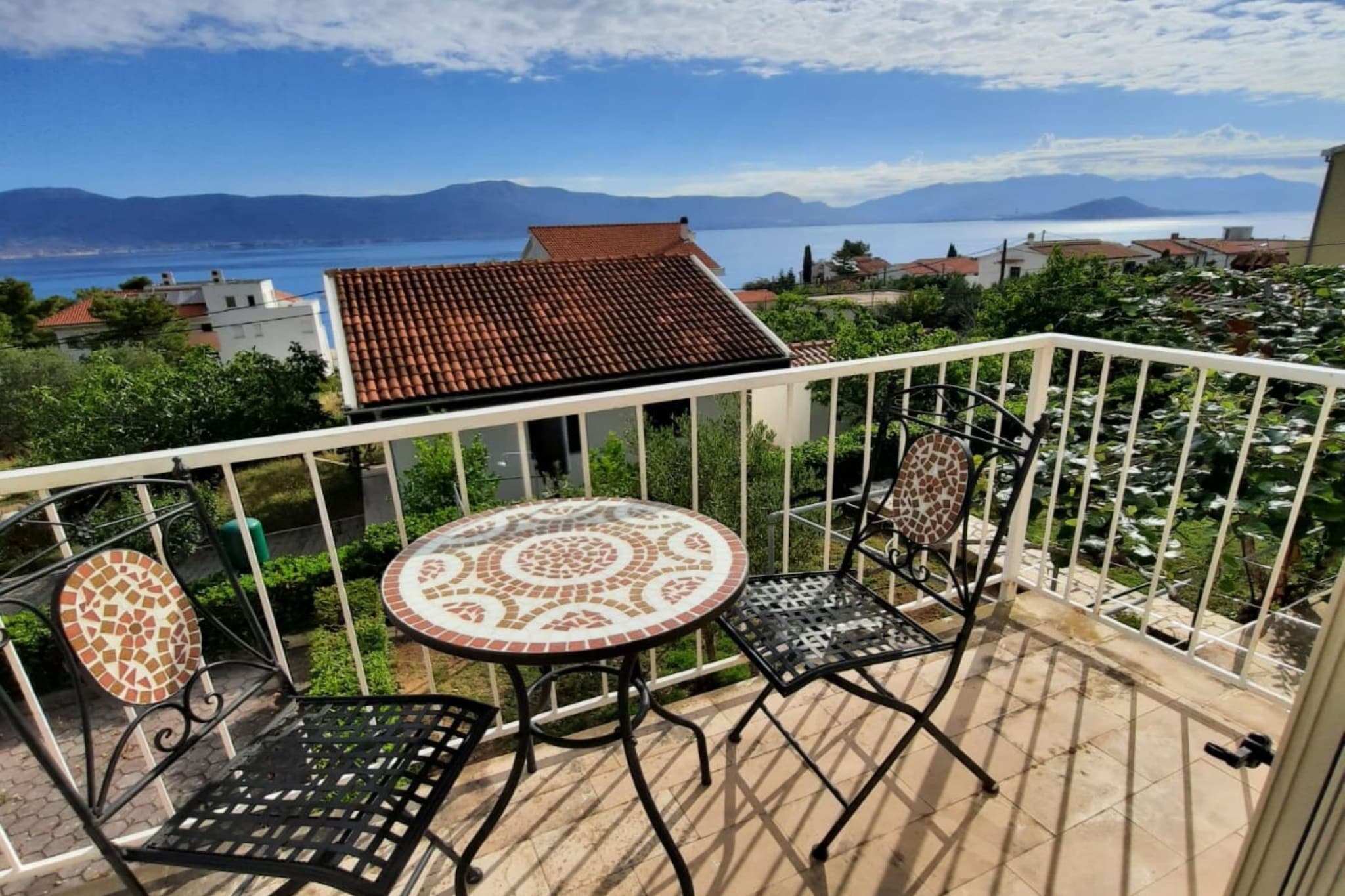 Seaside Getaway Holiday Home with Patio Slatine - Three Bedroom Holiday Home