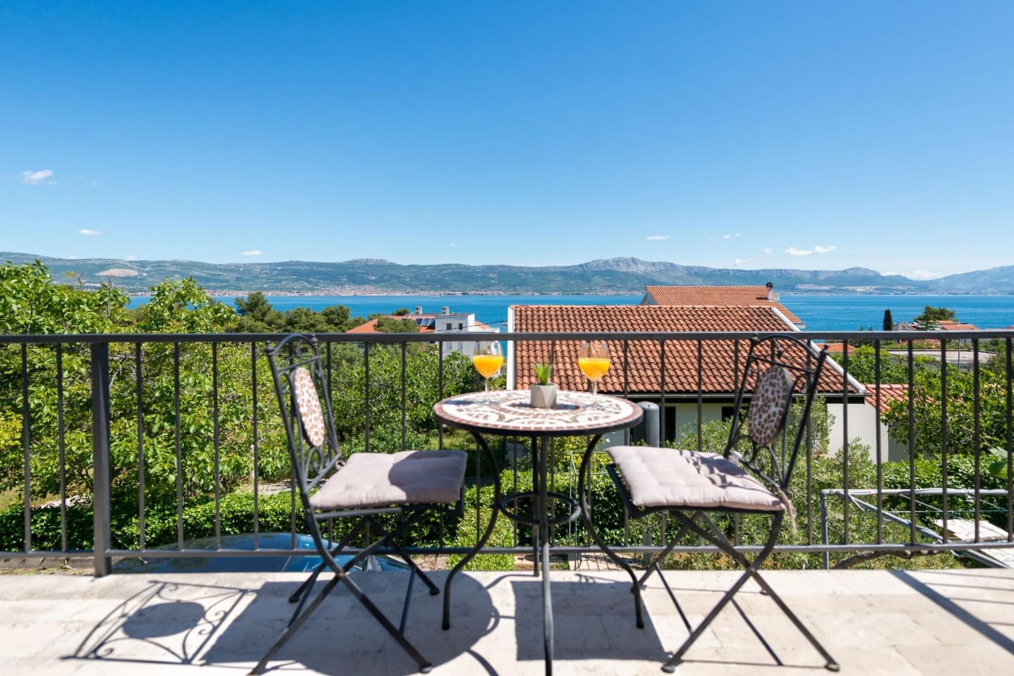 Seaside Getaway Holiday Home with Patio Slatine - Three Bedroom Holiday Home-Balcon-terrasse