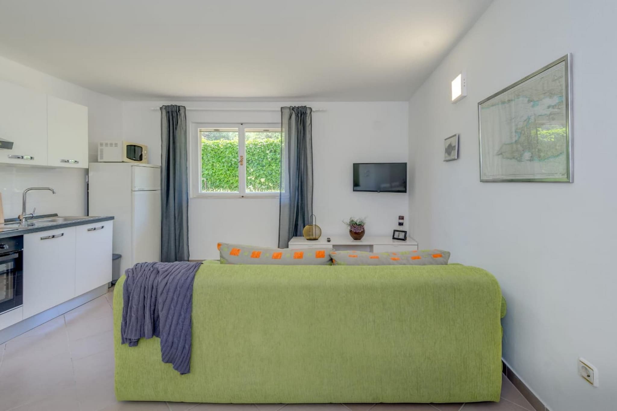 Seaside Getaway Holiday Home with Patio Slatine - Three Bedroom Holiday Home-Cuisine