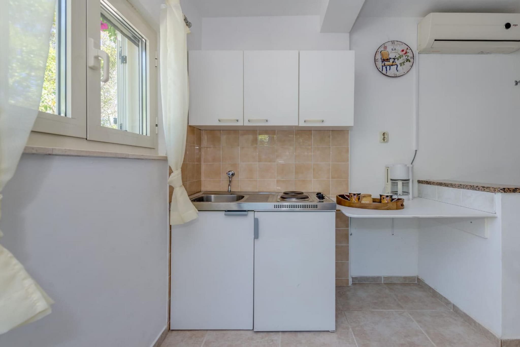 Seaside Getaway Holiday Home with Patio Slatine - Three Bedroom Holiday Home-Cuisine