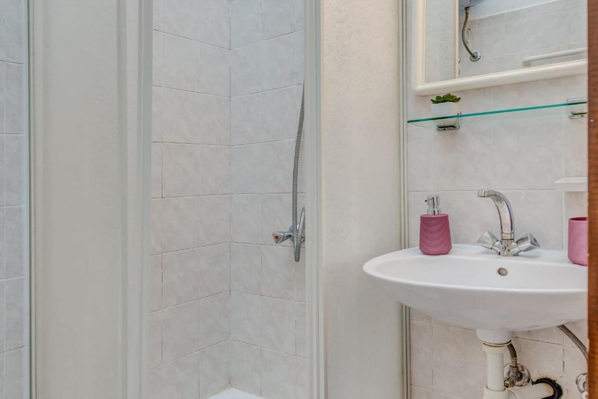 Seaside Getaway Holiday Home with Patio Slatine - Three Bedroom Holiday Home-Salle de bain