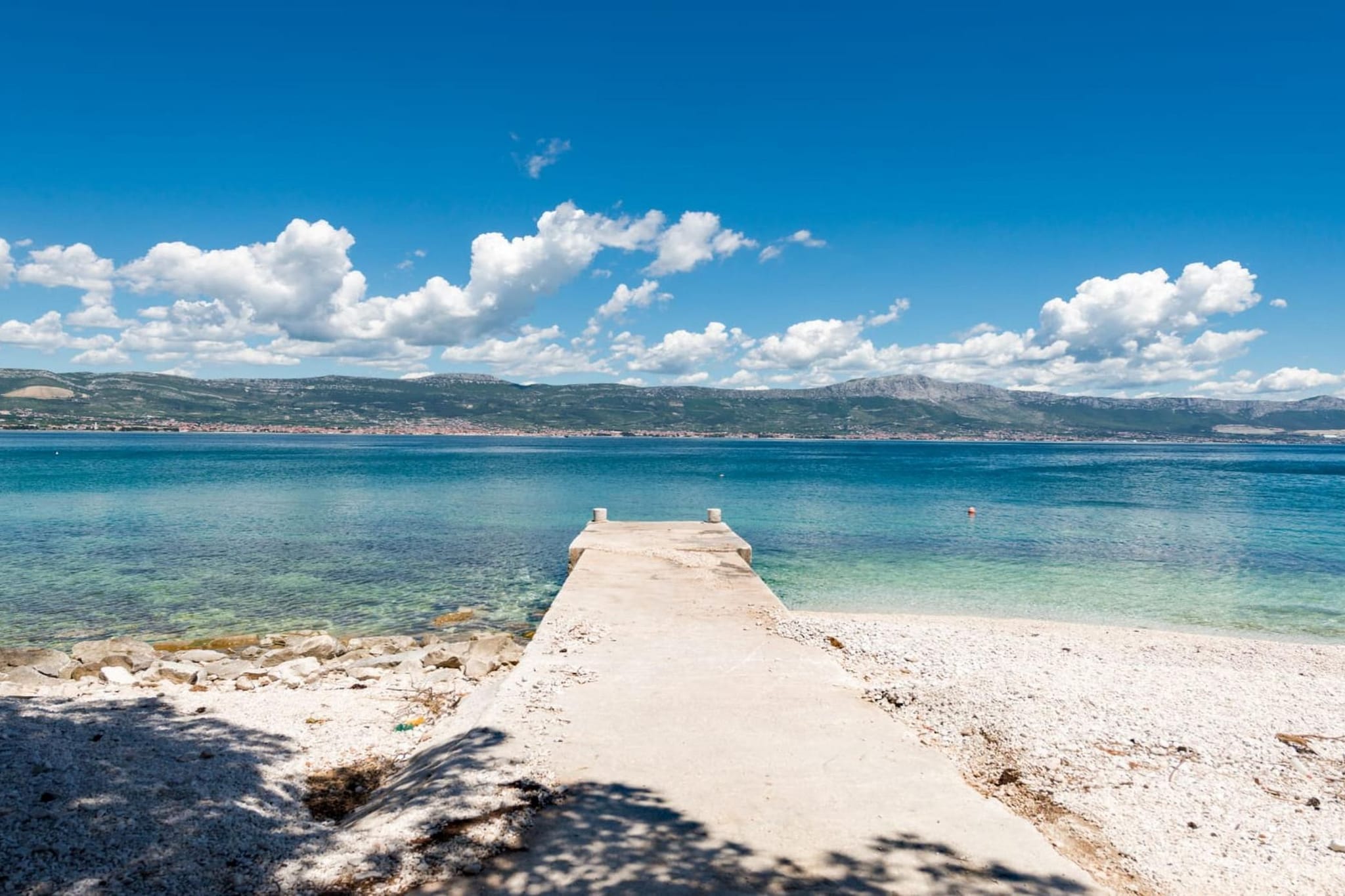 Seaside Getaway Holiday Home with Patio Slatine - Three Bedroom Holiday Home-Salle de bain