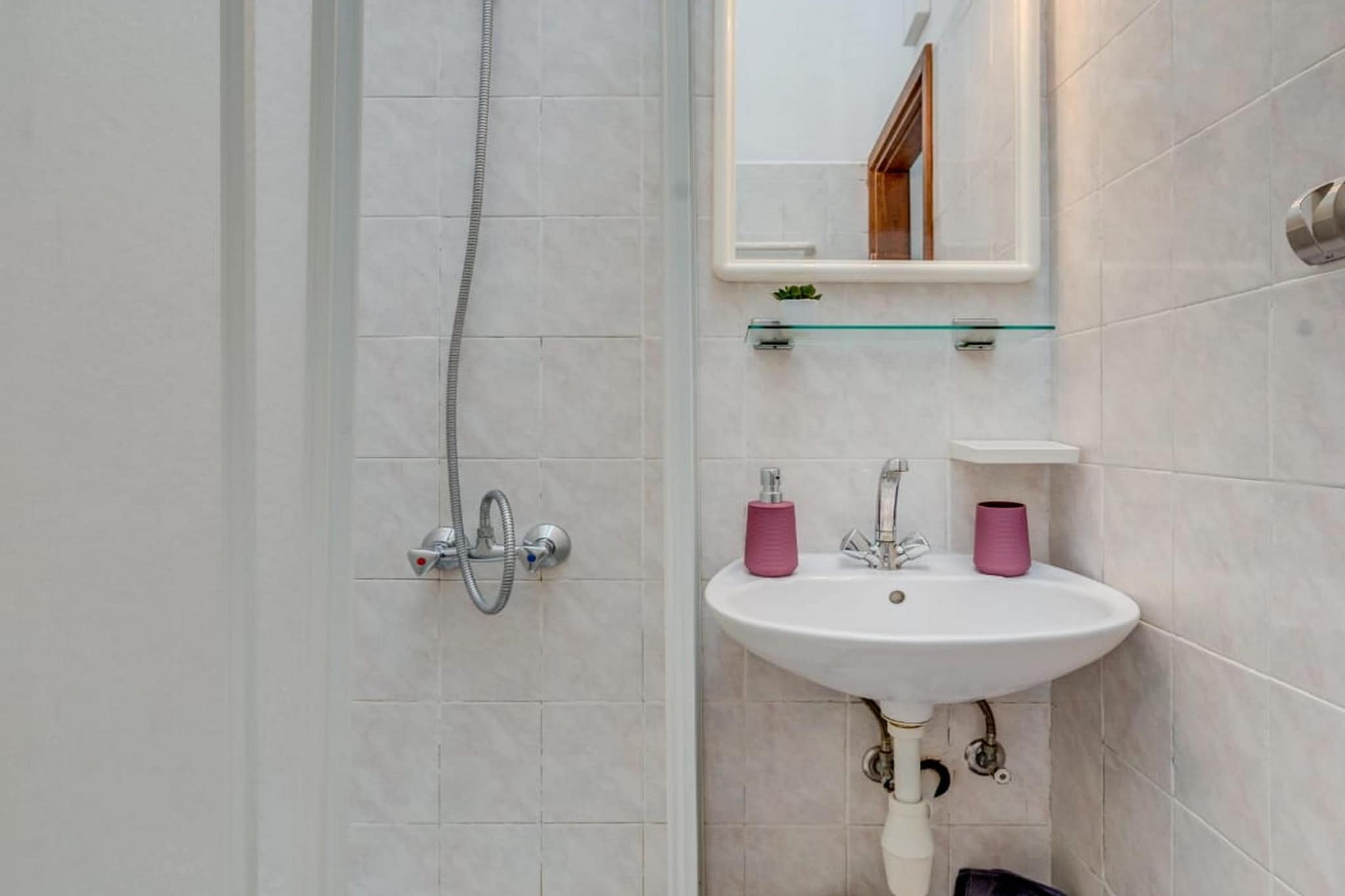 Seaside Getaway Holiday Home with Patio Slatine - Three Bedroom Holiday Home-Salle de bain