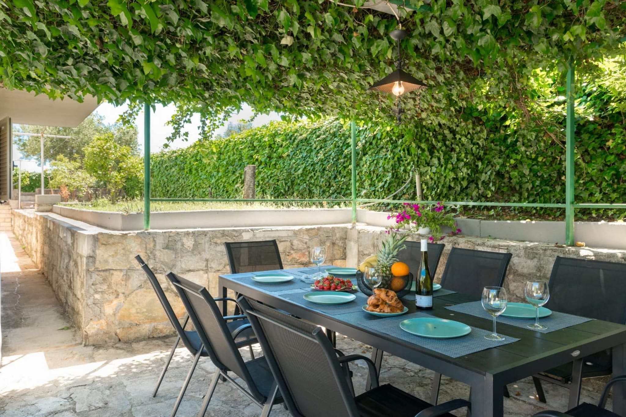 Seaside Getaway Holiday Home with Patio Slatine - Three Bedroom Holiday Home-Intérieur
