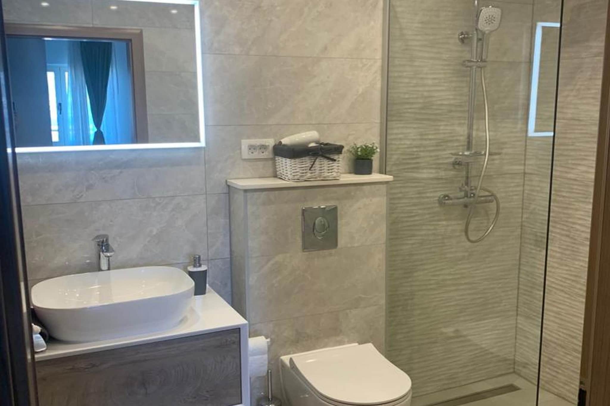 Mastrinka Bright Apartment with Free Parking and Modern Amenities - Two Bedroom Apartment-Bathroom