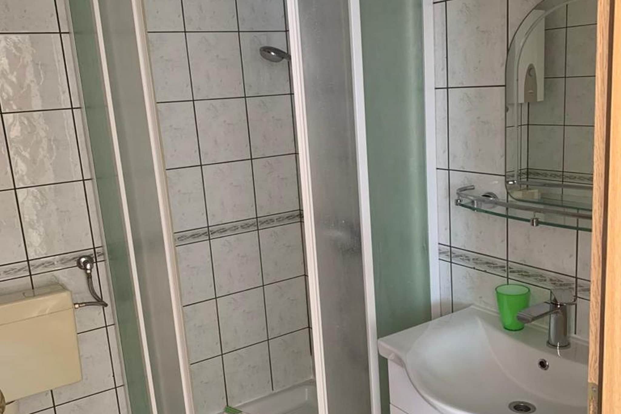 Mastrinka Bright Apartment with Free Parking and Modern Amenities - Two Bedroom Apartment-Bathroom