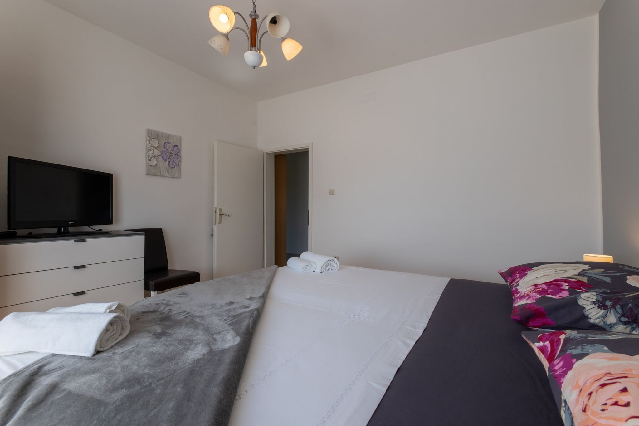 Peaceful and Cozy Holiday Home near Imotski - Two Bedroom Holiday Home-Chambre