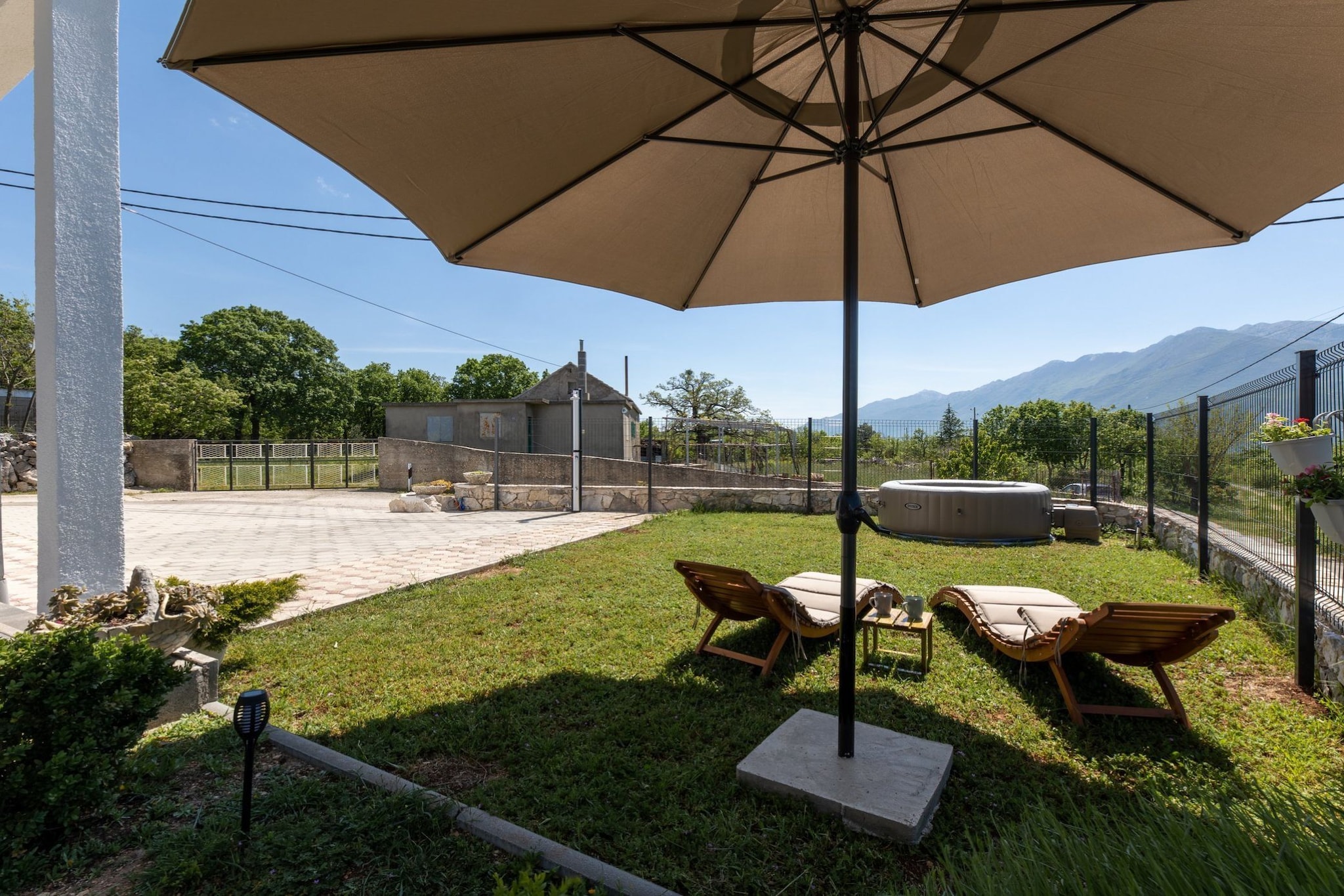 Peaceful and Cozy Holiday Home near Imotski - Two Bedroom Holiday Home-Jardin d'été