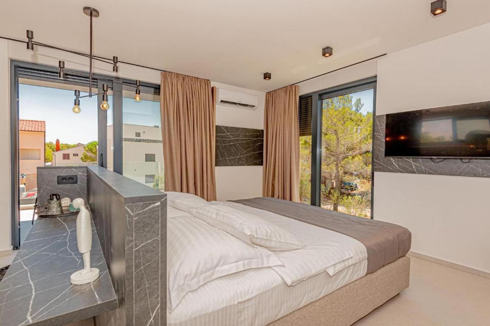 Luxury Contemporary Villa in Vodice with Pool, Sauna and Hot Tub - Four Bedroom Villa with pool-Schlafzimmer