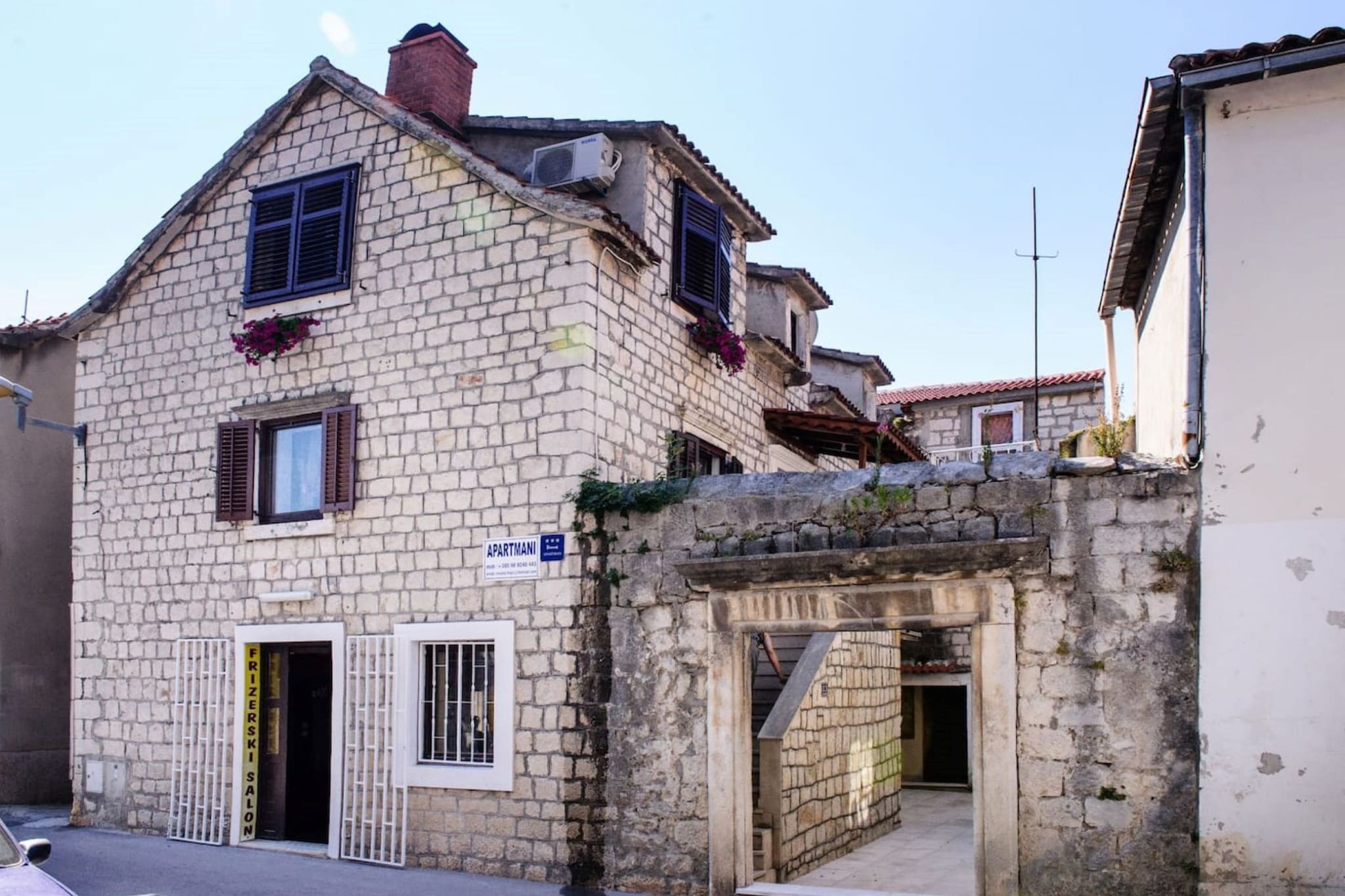 Picturesque House in Kaštela Old Town Near Beach and Local Amenities - Four Bedroom Holiday Home-Extérieur