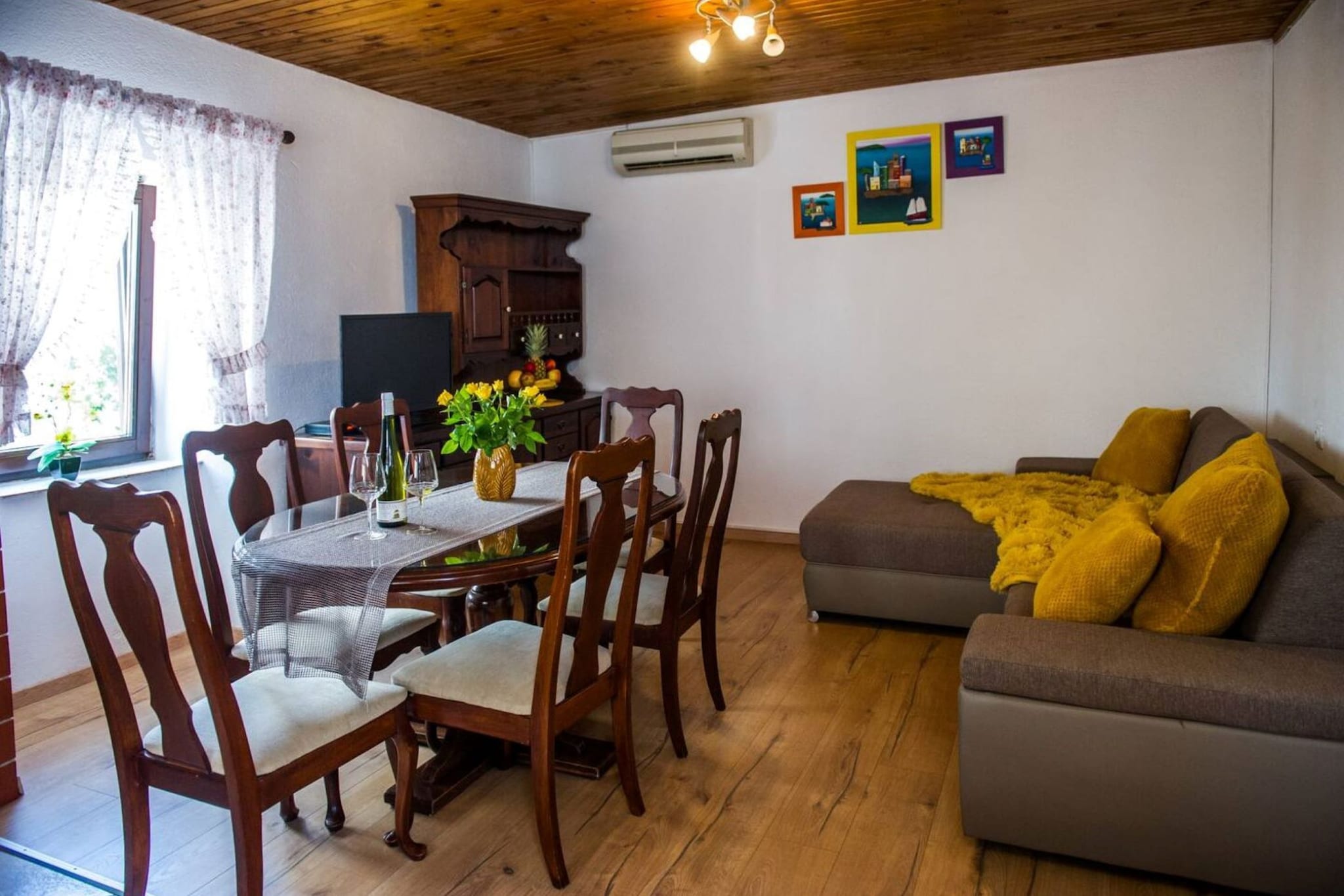 Picturesque House in Kaštela Old Town Near Beach and Local Amenities - Four Bedroom Holiday Home