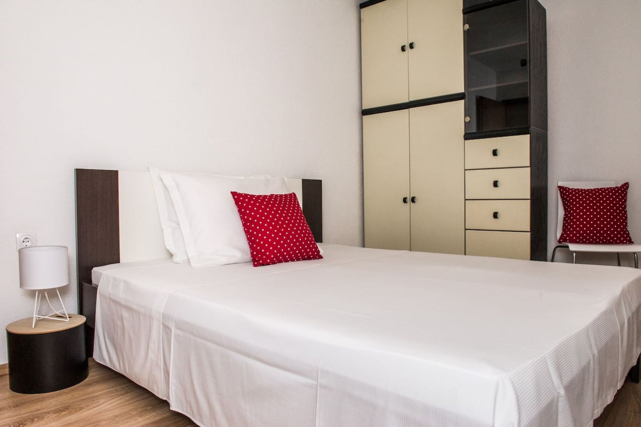 Picturesque House in Kaštela Old Town Near Beach and Local Amenities - Four Bedroom Holiday Home-Chambre