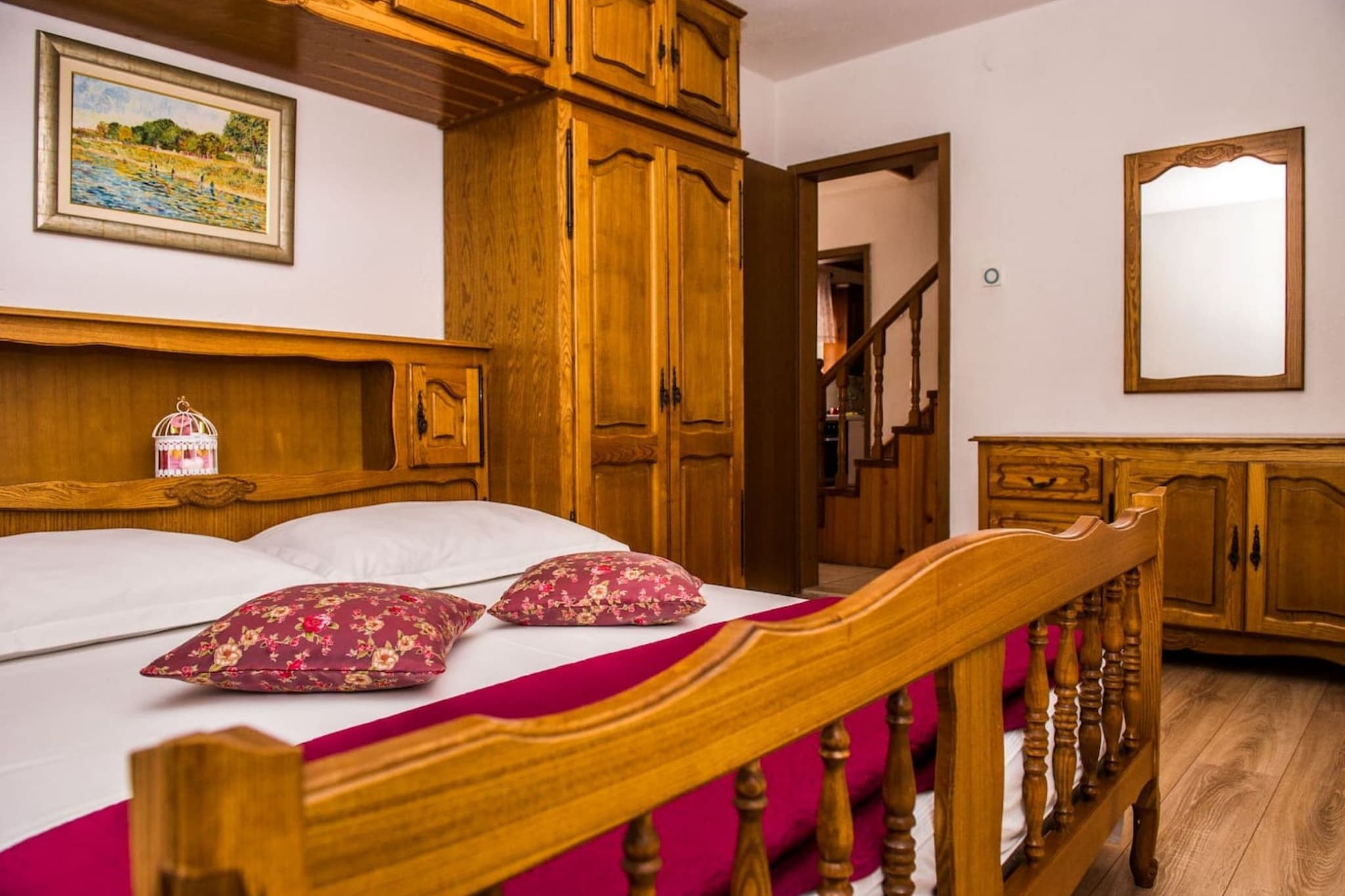 Picturesque House in Kaštela Old Town Near Beach and Local Amenities - Four Bedroom Holiday Home-Chambre