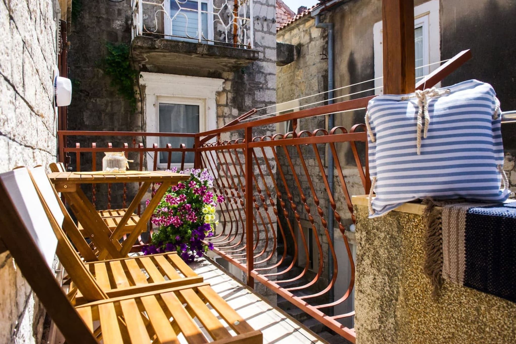 Picturesque House in Kaštela Old Town Near Beach and Local Amenities - Four Bedroom Holiday Home-Balcon-terrasse