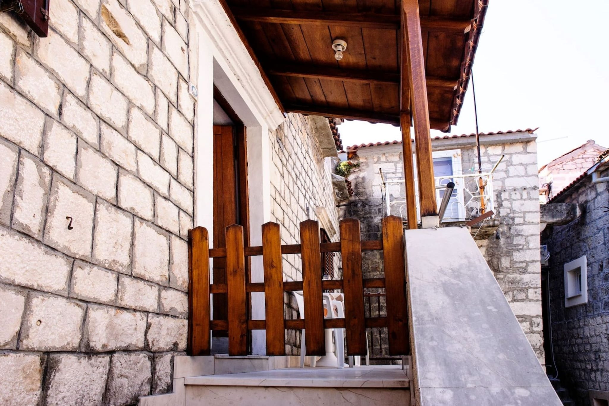 Picturesque House in Kaštela Old Town Near Beach and Local Amenities - Four Bedroom Holiday Home-Escaliers