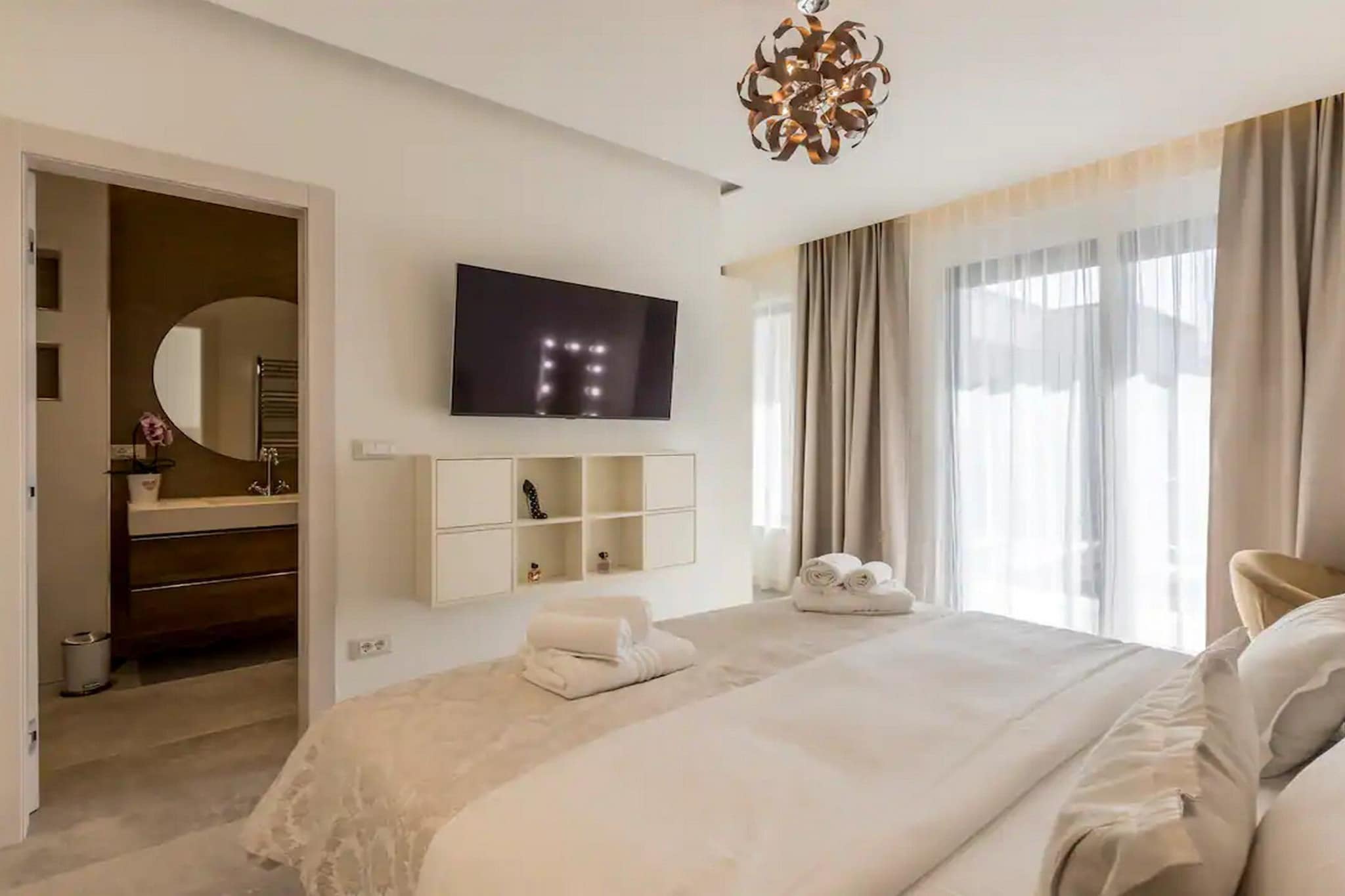 Sophisticated Oasis Residence Villa with Pool - Three Bedroom Villa with Pool-Chambre
