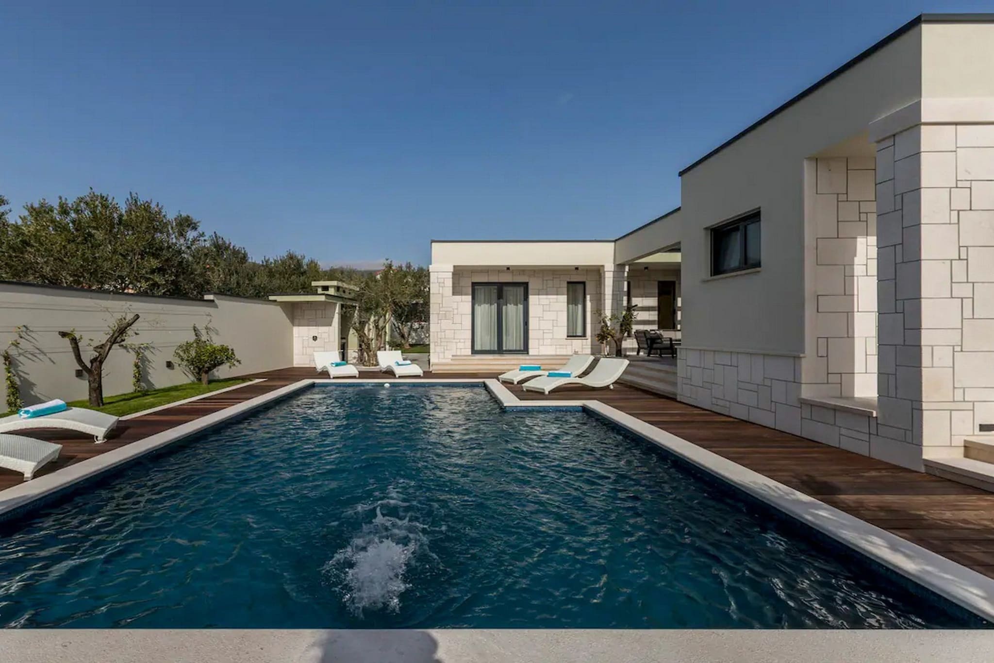 Sophisticated Oasis Residence Villa with Pool - Three Bedroom Villa with Pool-Piscine