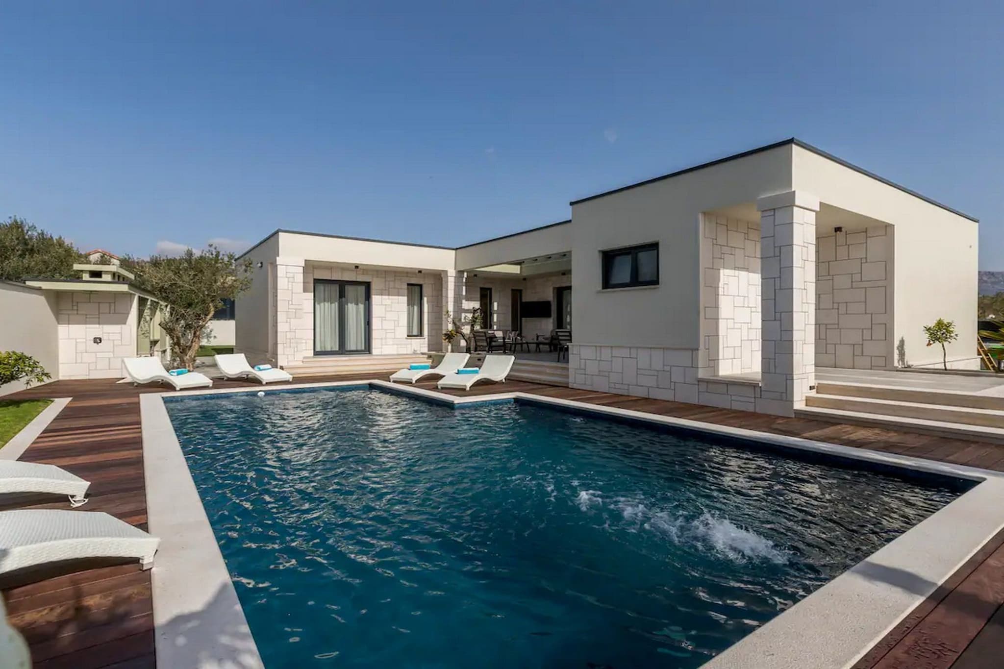 Sophisticated Oasis Residence Villa with Pool - Three Bedroom Villa with Pool-Piscine
