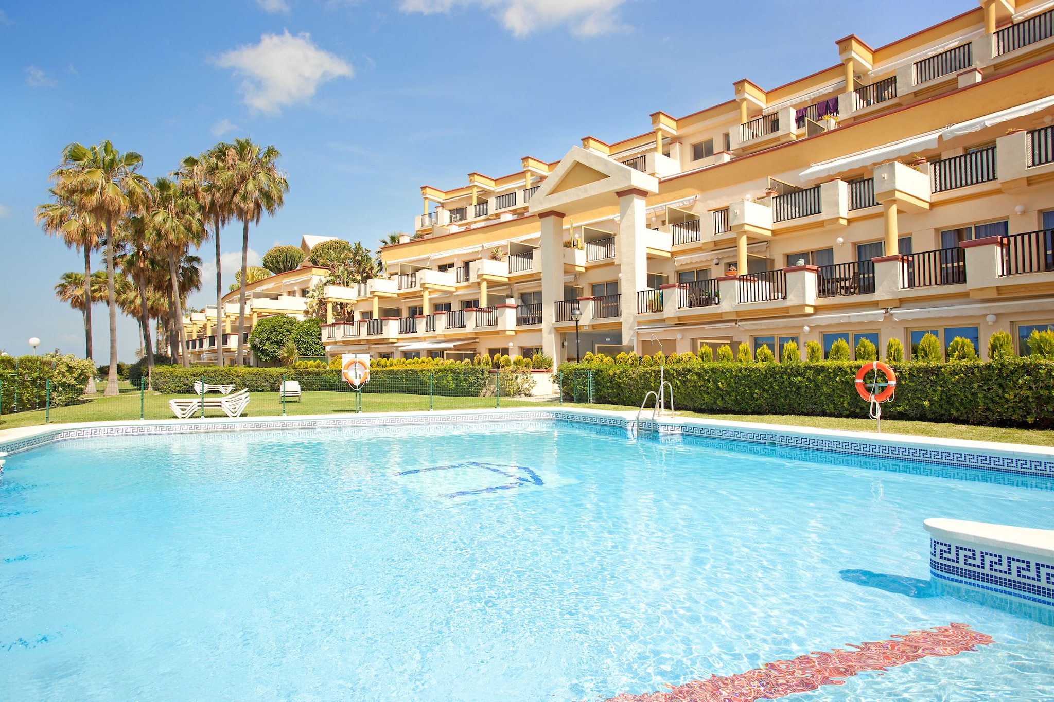 Beachside apartment in Elviria, Romana Playa-Zwembad